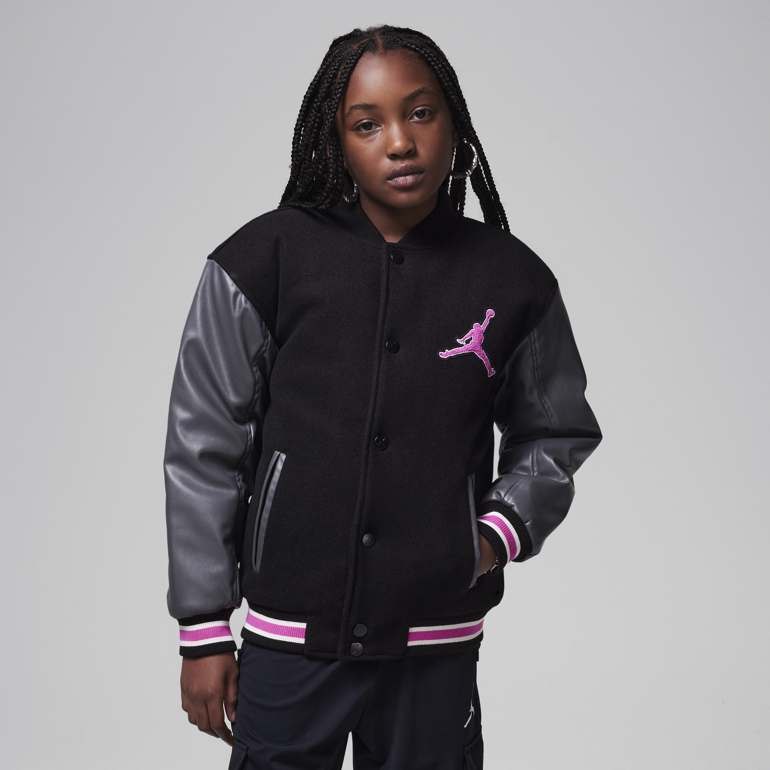 【ナイキ(NIKE)公式ストア】ジョーダン ジュニア バーシティ ジャケット HQ7924-664 ピンク 【ナイキ(NIKE)公式ストア】ジョーダン ジュニア バーシティ ジャケット HQ7924-664 ピンク