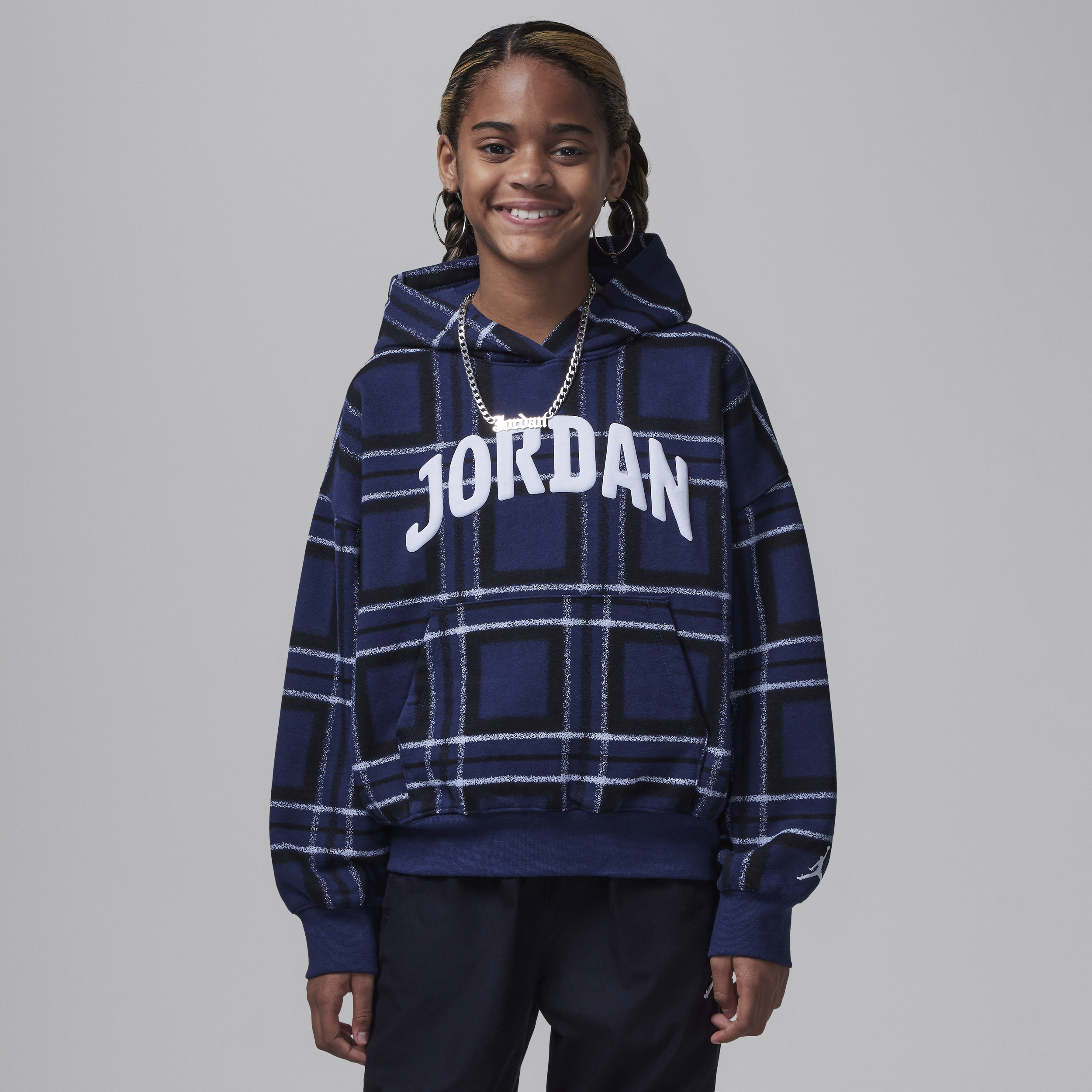 【ナイキ(NIKE)公式ストア】ジョーダン ブルックリン エッセンシャル ジュニア プレイド プリント プルオーバー パーカー HQ8161-410 ブルー 【ナイキ(NIKE)公式ストア】ジョーダン ブルックリン エッセンシャル ジュニア プレイド プリント プルオーバー パーカー HQ8161-410 ブルー