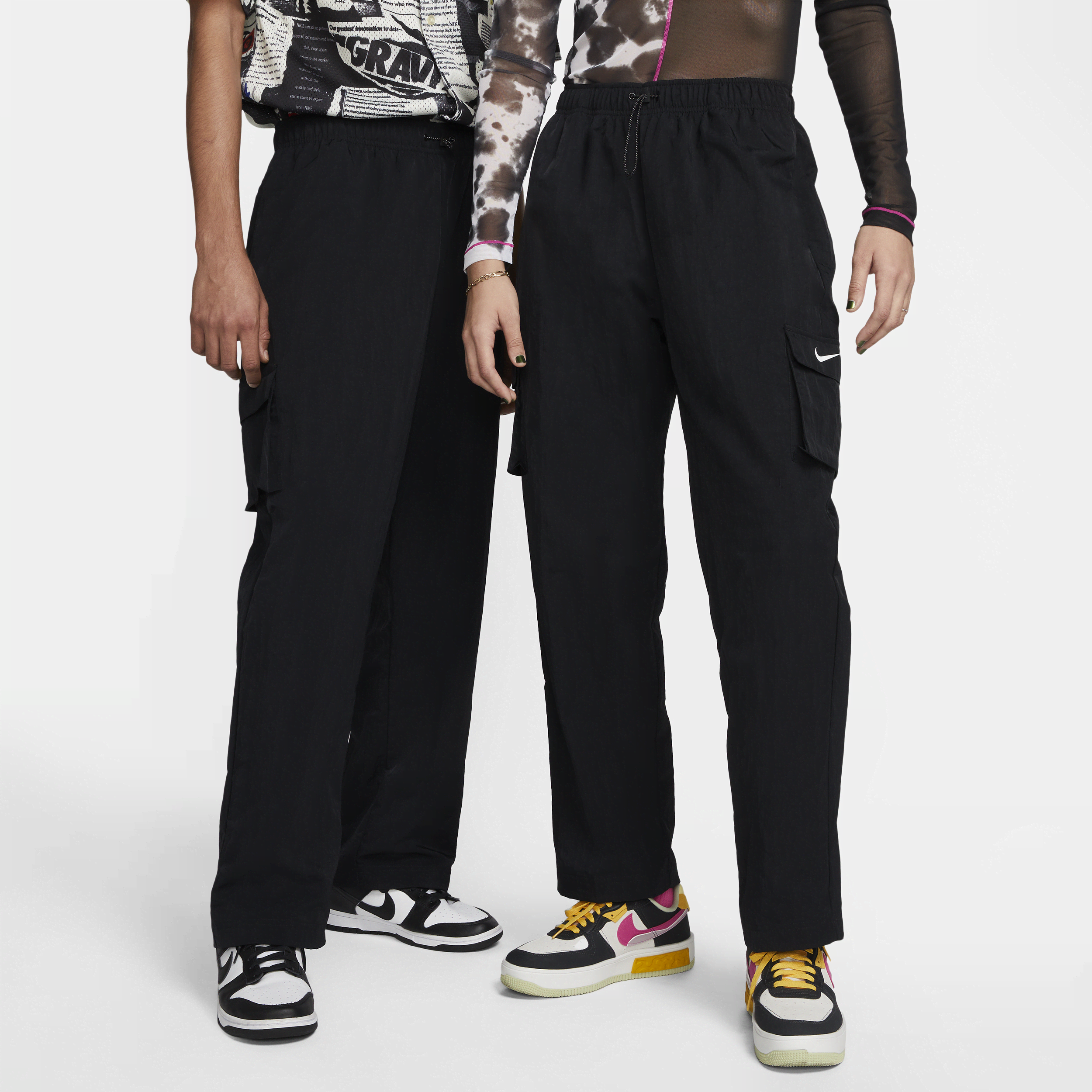 Pantaloni cargo a vita alta in tessuto Nike Sportswear Essential - Donna - Nero