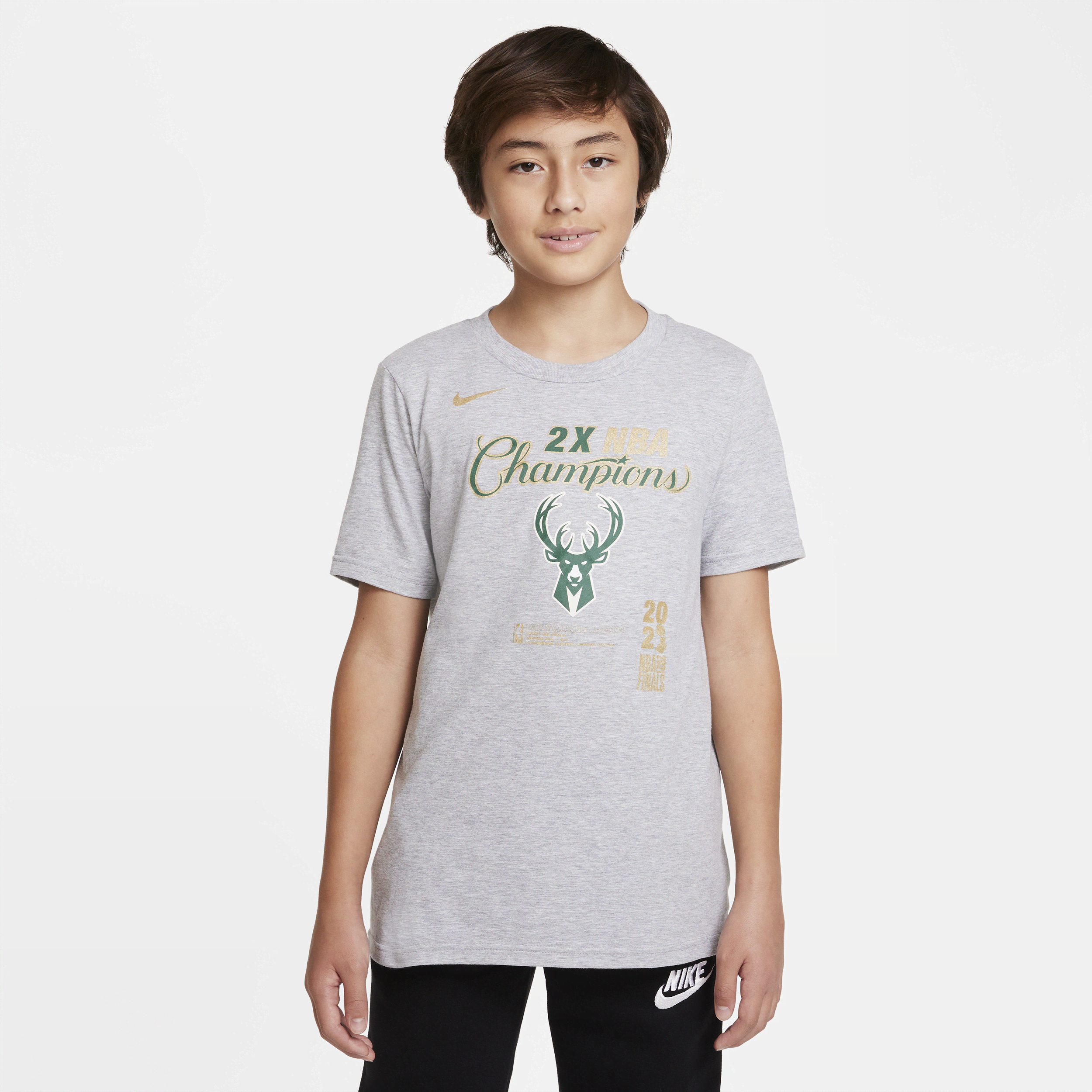 Milwaukee Bucks Nike NBA-T-shirt til større børn - grå