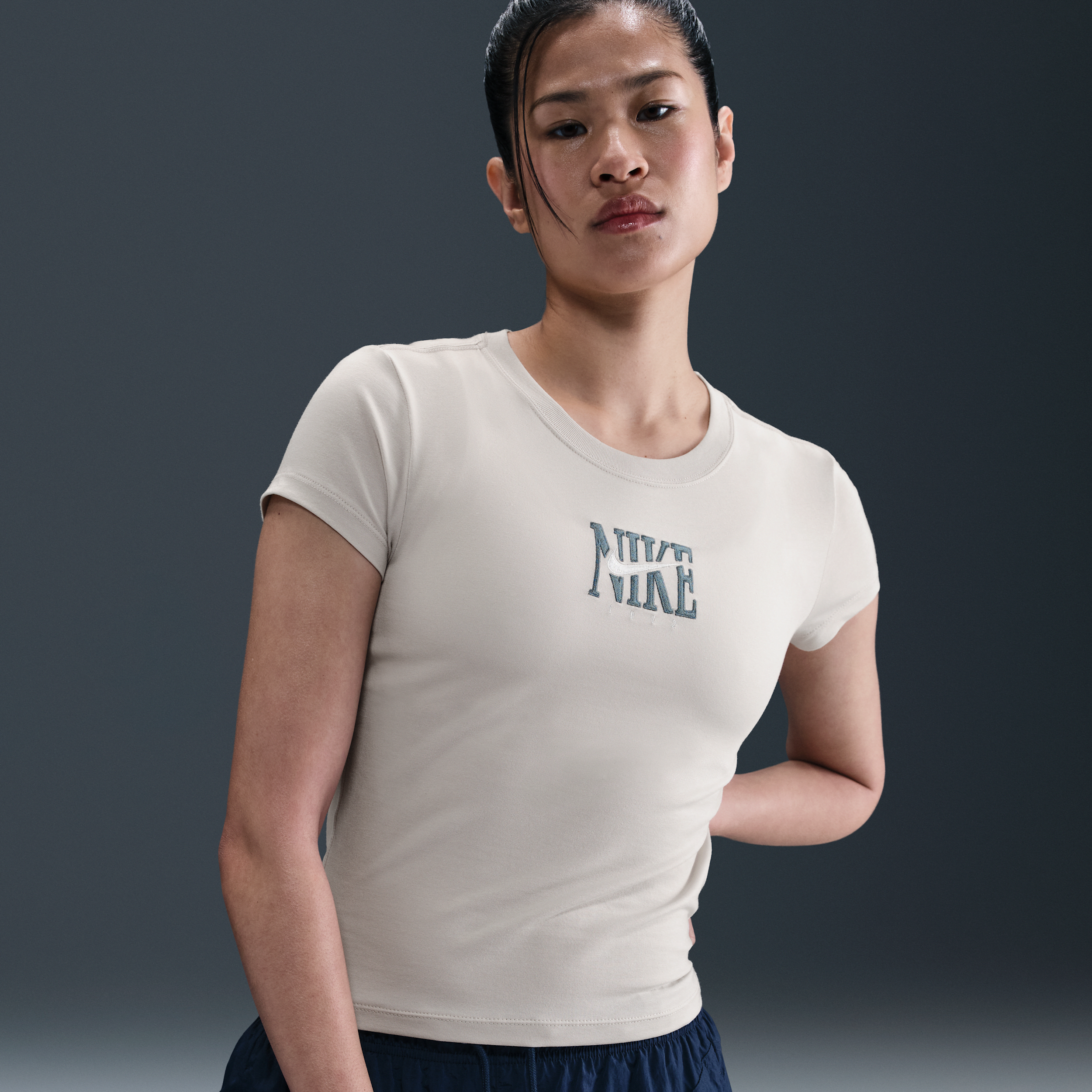 【ナイキ(NIKE)公式ストア】ナイキ スポーツウェア ウィメンズ スリム ショートスリーブ グラフィック Tシャツ IB2445-104 ブラウン 【ナイキ(NIKE)公式ストア】ナイキ スポーツウェア ウィメンズ スリム ショートスリーブ グラフィック Tシャツ IB2445-104 ブラウン