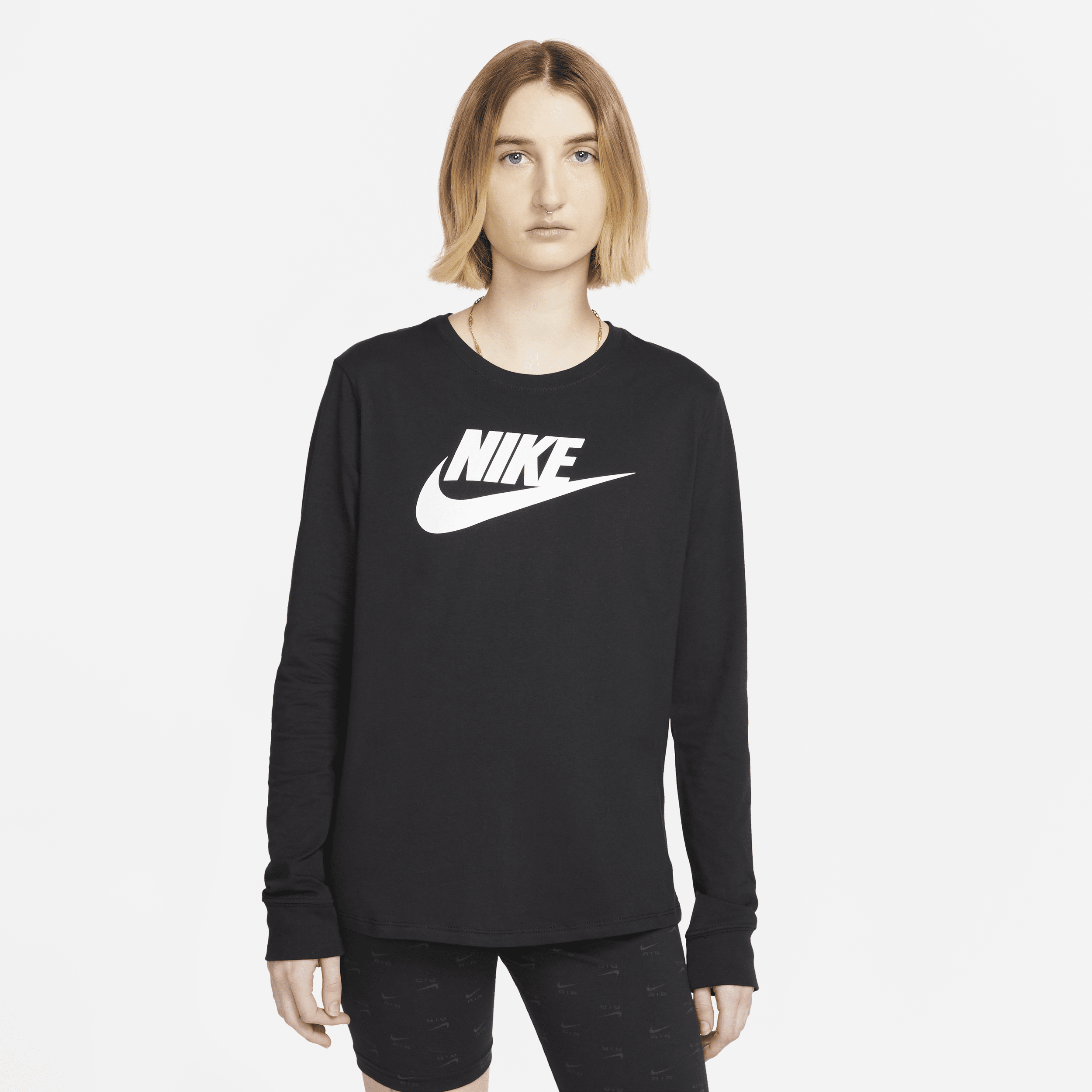【ナイキ(NIKE)公式ストア】ナイキ スポーツウェア エッセンシャル ウィメンズ ロングスリーブ ロゴ Tシャツ FJ0442-010 ブラック 【ナイキ(NIKE)公式ストア】ナイキ スポーツウェア エッセンシャル ウィメンズ ロングスリーブ ロゴ Tシャツ FJ0442-010 ブラック