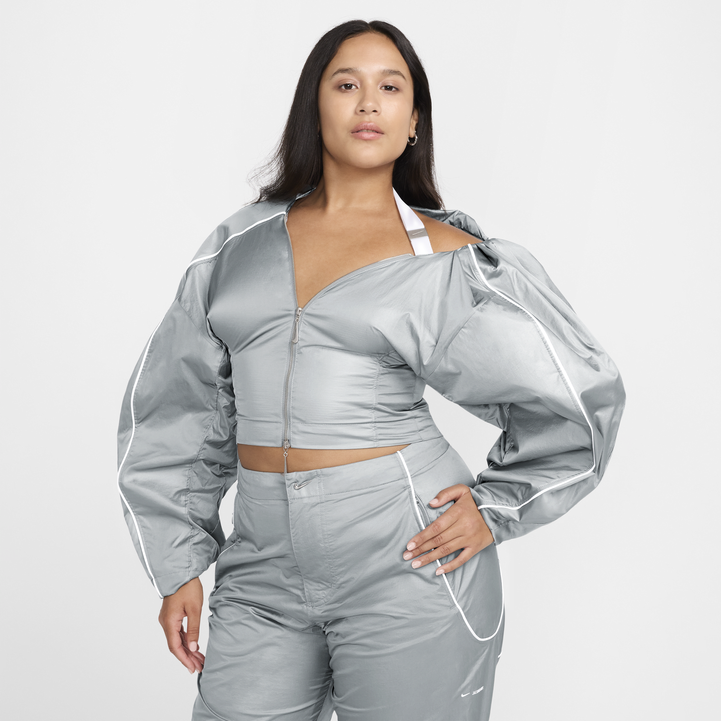 【ナイキ(NIKE)公式ストア】ナイキ x ジャックムス ウィメンズ トラックジャケット FV5690-073 グレー 【ナイキ(NIKE)公式ストア】ナイキ x ジャックムス ウィメンズ トラックジャケット FV5690-073 グレー