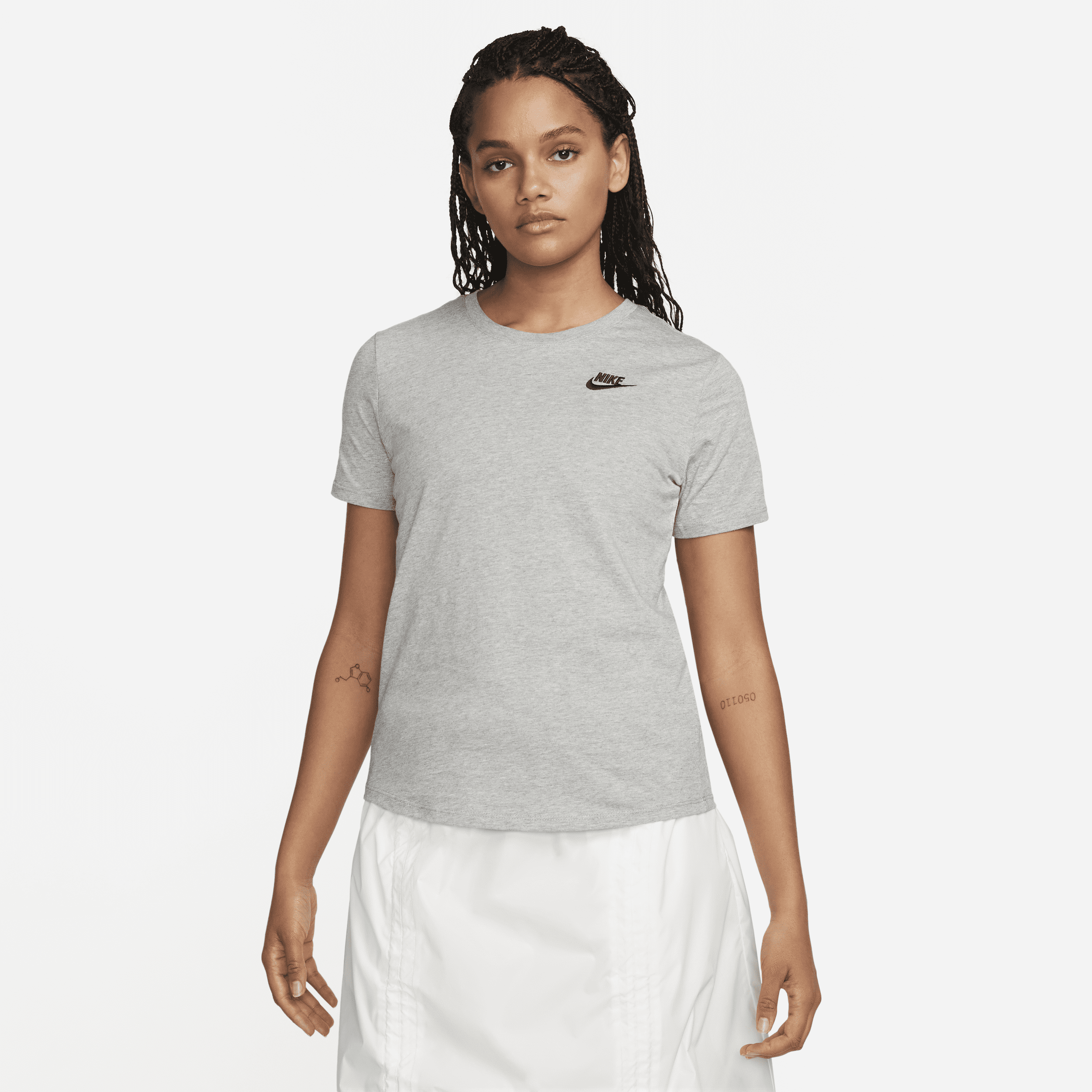 Nike Sportswear Club Essentials Camiseta - Mujer - Gris