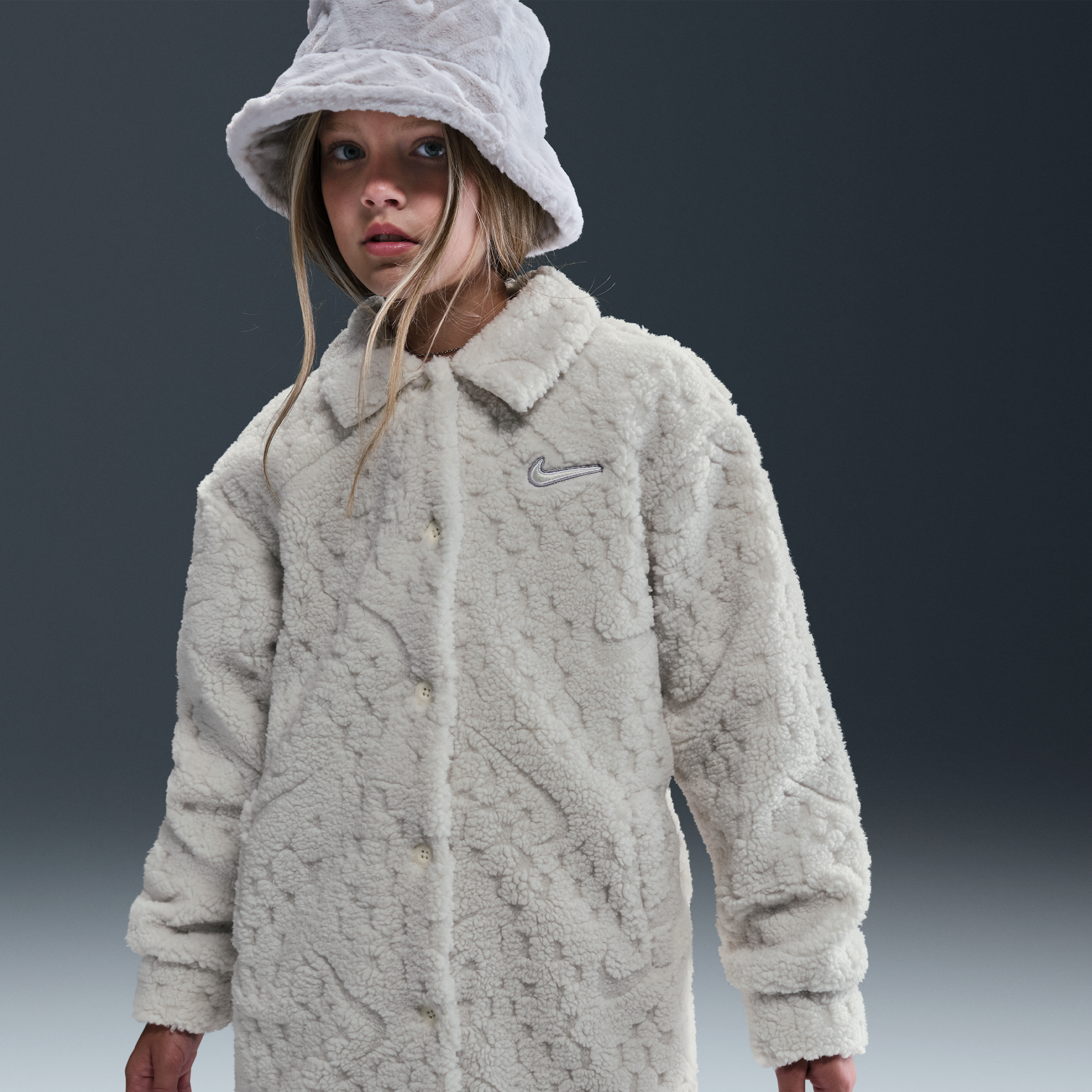 【ナイキ(NIKE)公式ストア】ナイキ スポーツウェア ジュニア (ガールズ) ジャケット HV0402-047 ブラウン 【ナイキ(NIKE)公式ストア】ナイキ スポーツウェア ジュニア (ガールズ) ジャケット HV0402-047 ブラウン