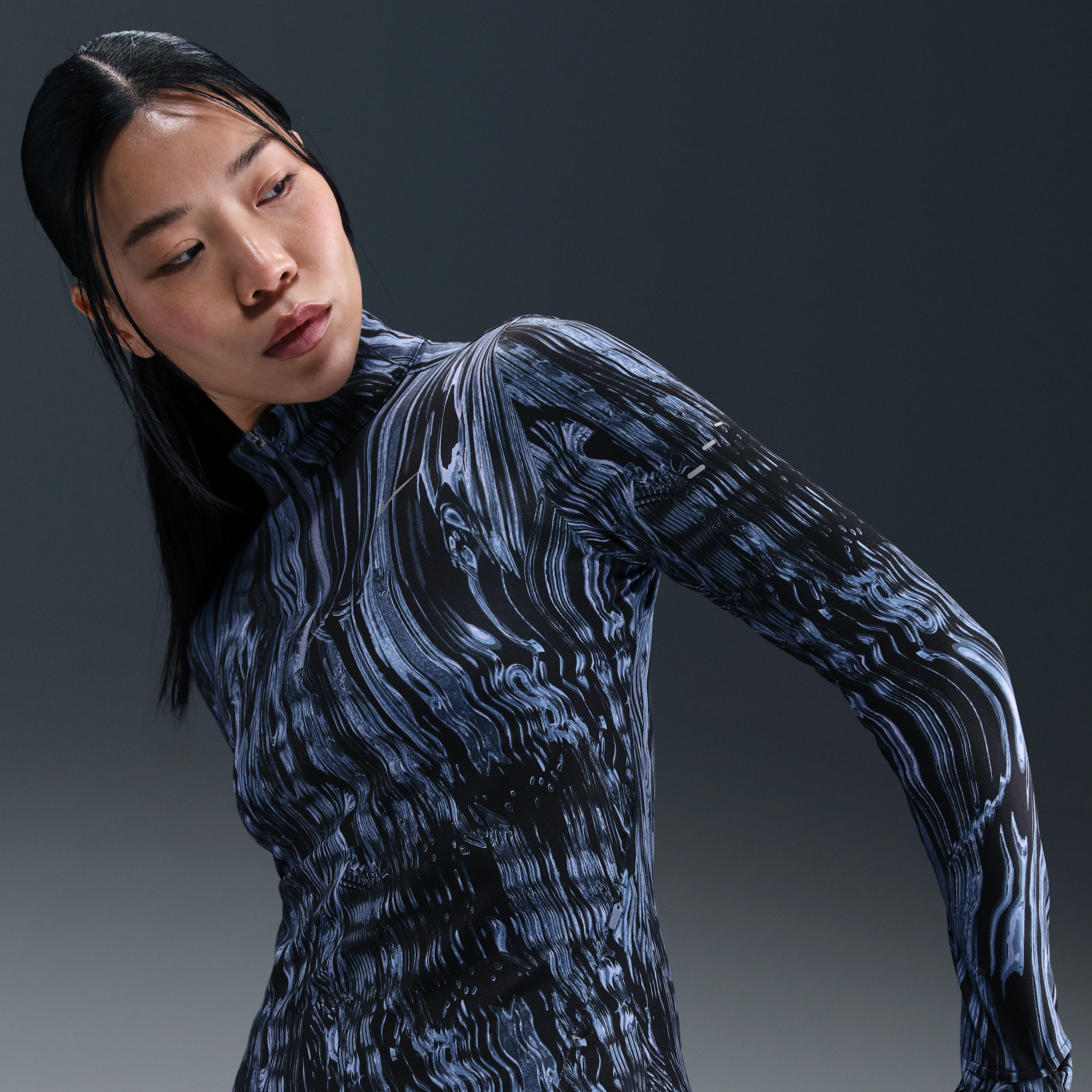 【ナイキ(NIKE)公式ストア】ナイキ スウィフト ウィメンズ Dri-FIT UV 1/2ジップ プリント ランニングトップ HV8922-499 ブルー 【ナイキ(NIKE)公式ストア】ナイキ スウィフト ウィメンズ Dri-FIT UV 1/2ジップ プリント ランニングトップ HV8922-499 ブルー