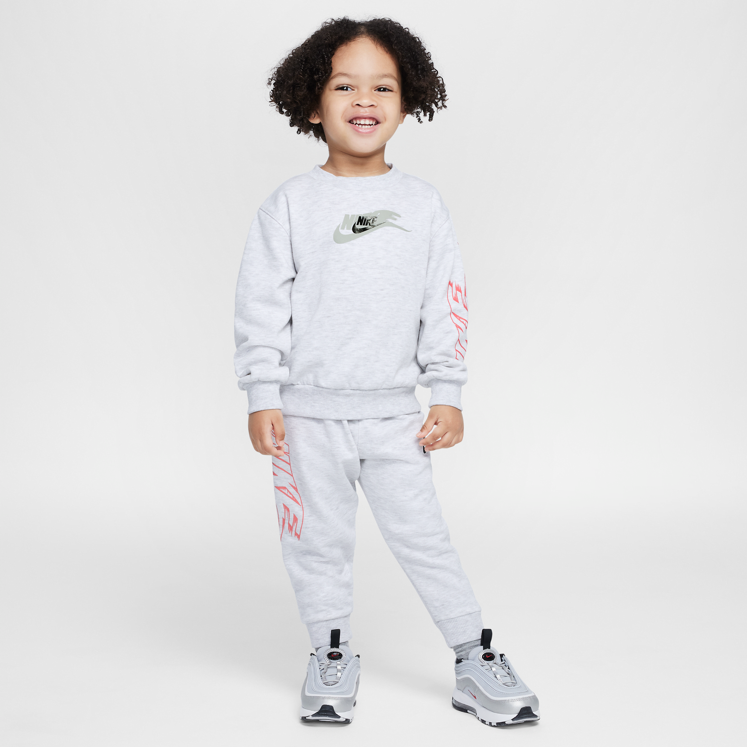 【ナイキ(NIKE)公式ストア】ナイキ スポーツウェア ベビー オン ザ ムーブ ツーピース クルー セットアップ IF3693-051 ブラウン 【ナイキ(NIKE)公式ストア】ナイキ スポーツウェア ベビー オン ザ ムーブ ツーピース クルー セットアップ IF3693-051 ブラウン