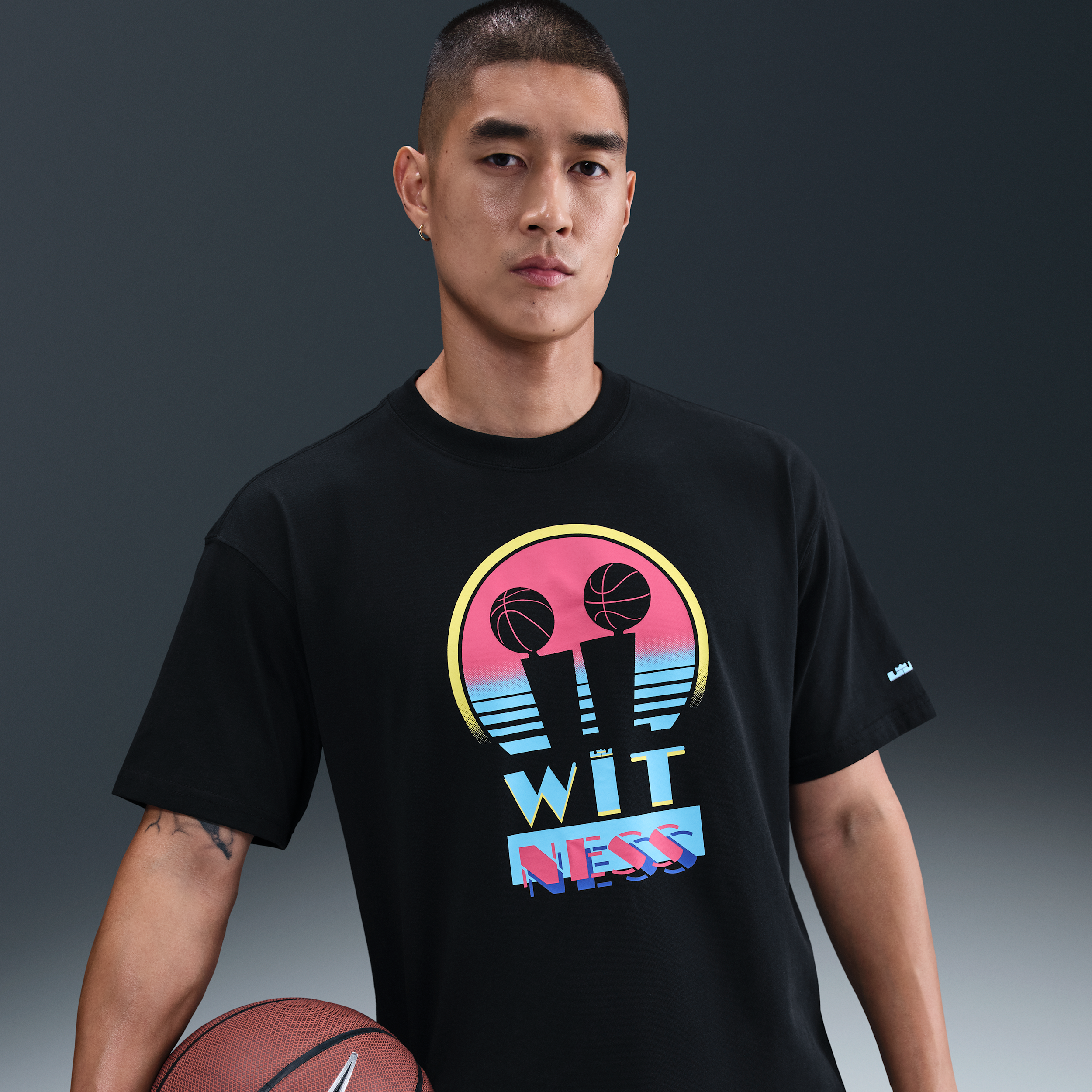 【ナイキ（NIKE）公式ストア】レブロン "Miami Twice" メンズ マックス90 バスケットボール Tシャツ IH8549-045 ブラック