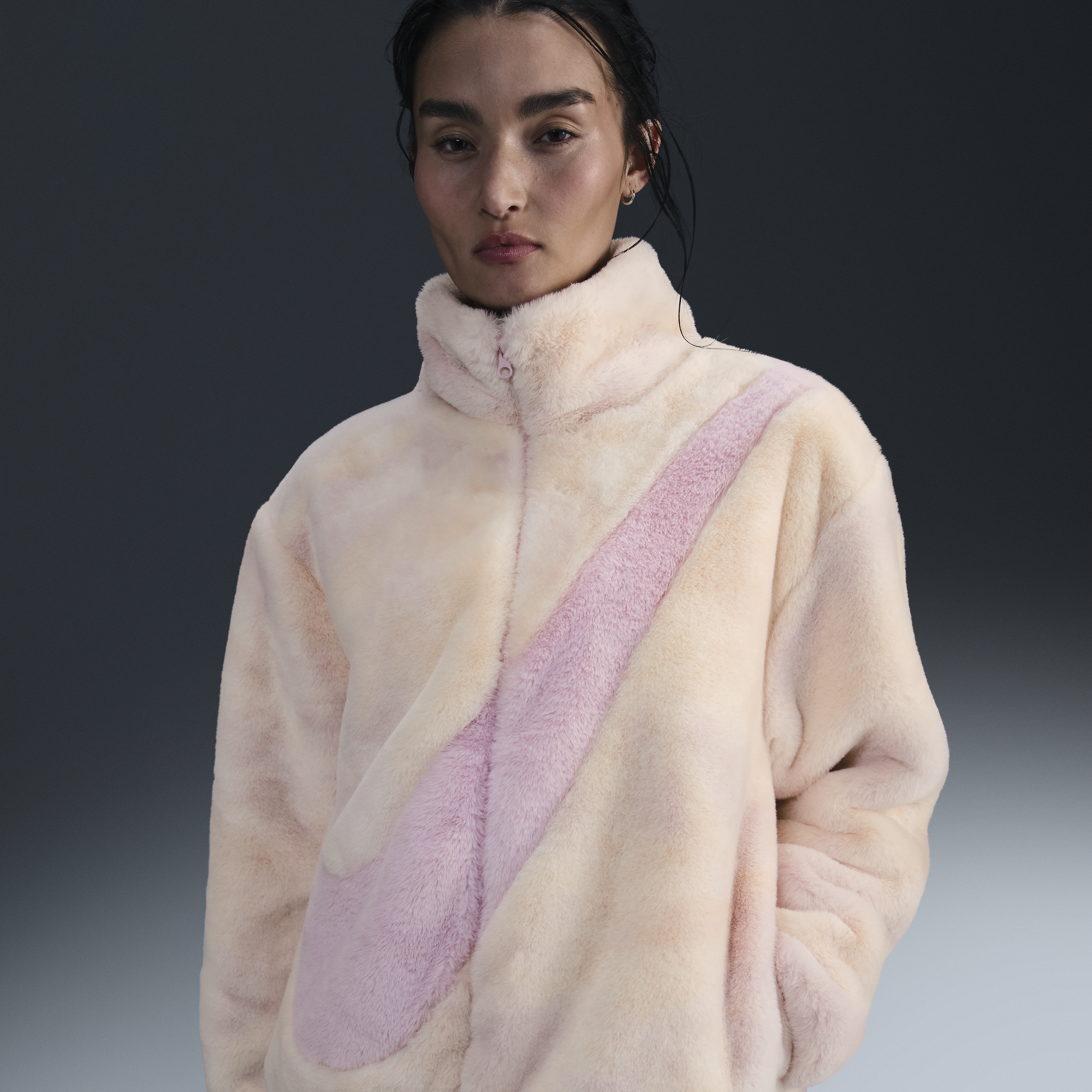 【ナイキ(NIKE)公式ストア】ナイキ スポーツウェア ウィメンズ フェイクファー ジャケット HQ4871-663 ピンク 【ナイキ(NIKE)公式ストア】ナイキ スポーツウェア ウィメンズ フェイクファー ジャケット HQ4871-663 ピンク