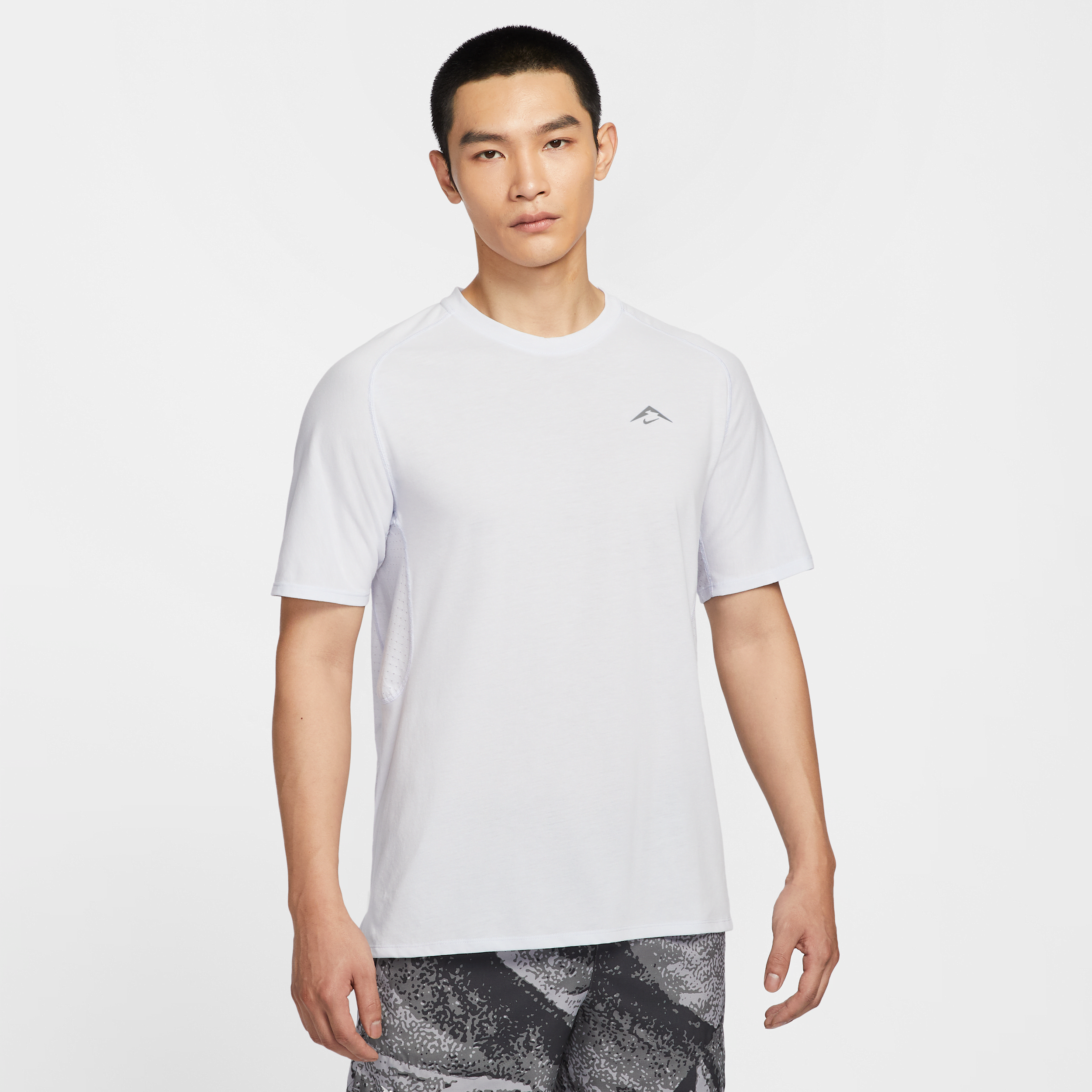 【ナイキ(NIKE)公式ストア】ナイキ ソーラー チェイス メンズ Dri-FIT ADV ショートスリーブ ランニングトップ HJ3581-085 グレー 【ナイキ(NIKE)公式ストア】ナイキ ソーラー チェイス メンズ Dri-FIT ADV ショートスリーブ ランニングトップ HJ3581-085 グレー