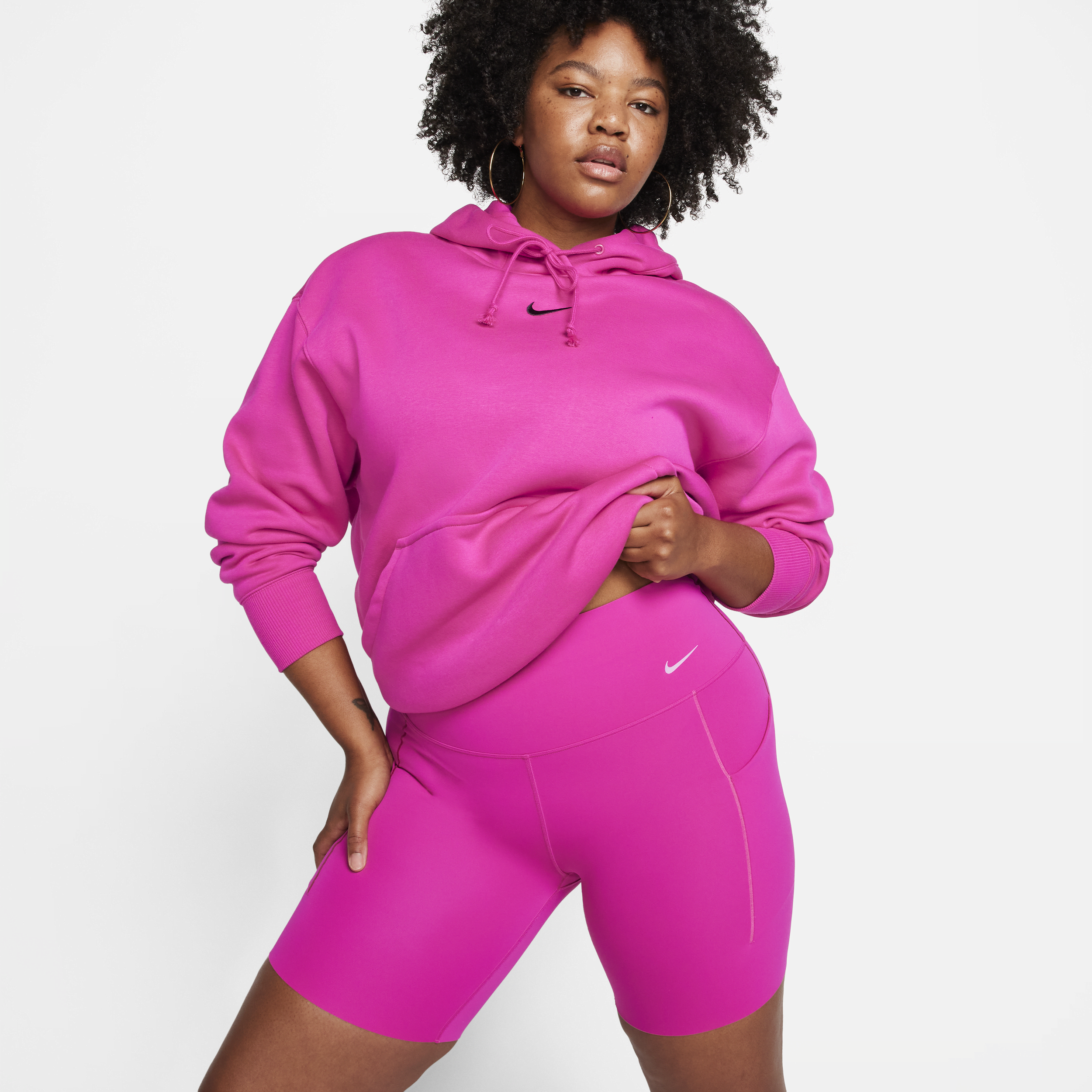 Nike Universa Bikeshorts met hoge taille, zakken en medium ondersteuning voor dames (20 cm) - Roze