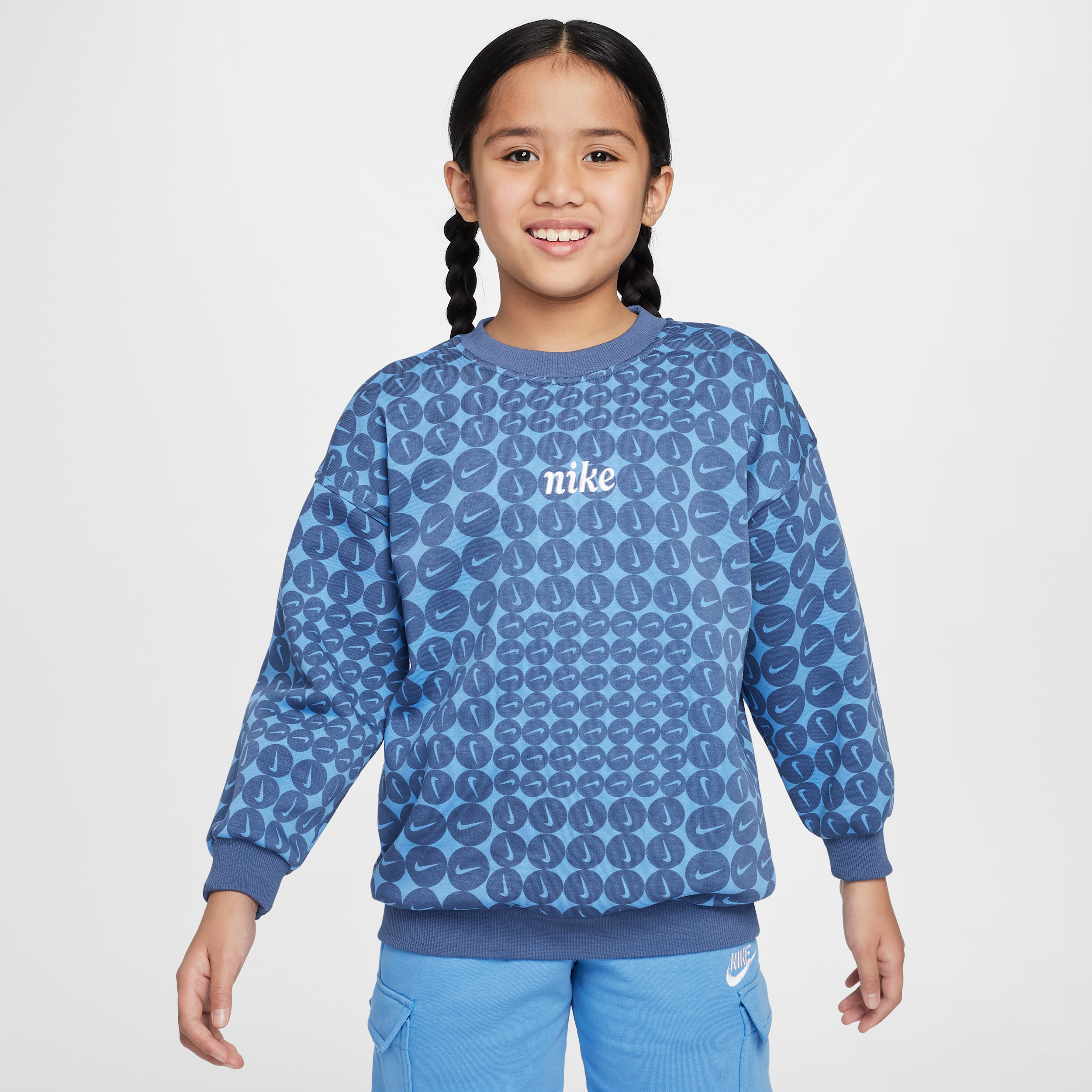 【ナイキ(NIKE)公式ストア】ナイキ スポーツウェア クラブ フリース ジュニア (ガールズ) オーバーサイズド クルーネック スウェットシャツ HF8209-491 ブルー 【ナイキ(NIKE)公式ストア】ナイキ スポーツウェア クラブ フリース ジュニア (ガールズ) オーバーサイズド クルーネック スウェットシャツ HF8209-491 ブルー