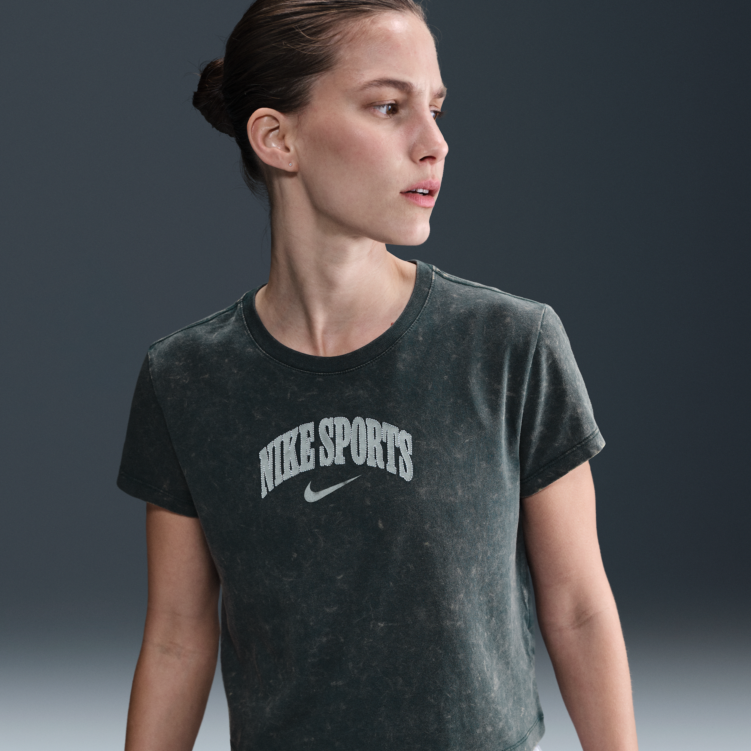 【ナイキ(NIKE)公式ストア】ナイキ スポーツウェア ウィメンズ ショートスリーブ Tシャツ IB7334-478 ブルー 【ナイキ(NIKE)公式ストア】ナイキ スポーツウェア ウィメンズ ショートスリーブ Tシャツ IB7334-478 ブルー