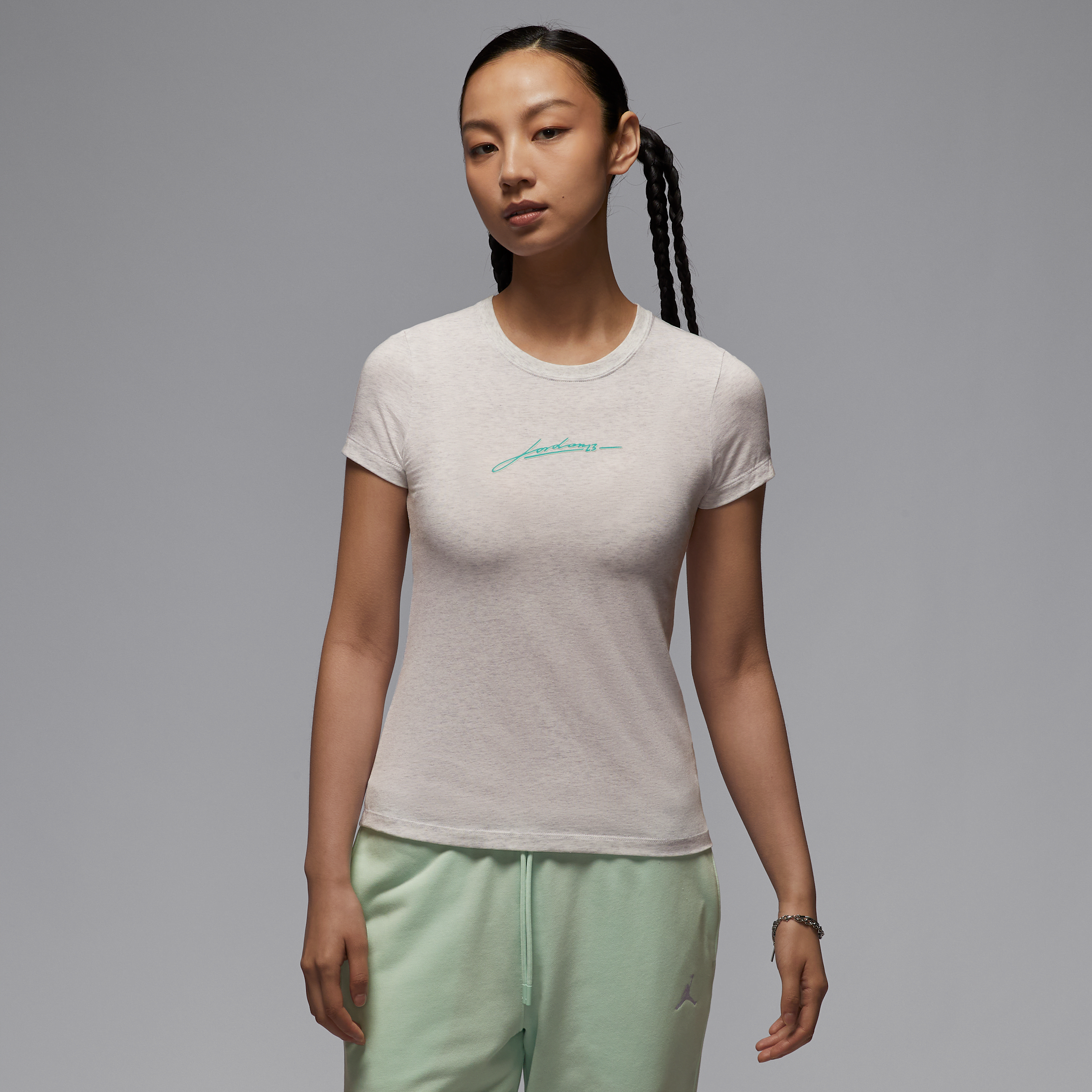 【ナイキ(NIKE)公式ストア】ジョーダン ウィメンズ グラフィック スリム Tシャツ IB7029-051 ブラウン 【ナイキ(NIKE)公式ストア】ジョーダン ウィメンズ グラフィック スリム Tシャツ IB7029-051 ブラウン