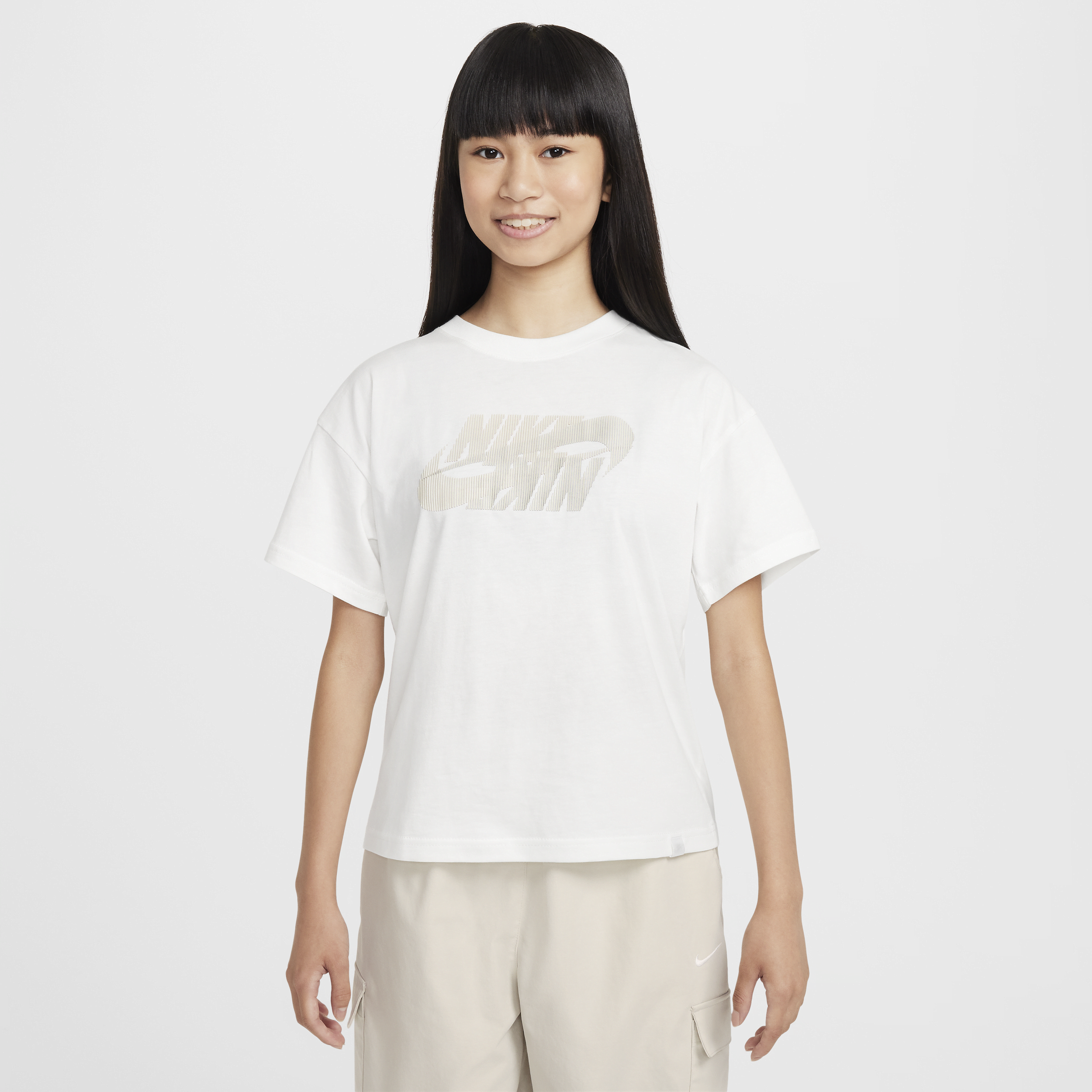 【ナイキ(NIKE)公式ストア】ナイキ スポーツウェア ジュニア (ガールズ) Tシャツ FZ5541-133 ホワイト 【ナイキ(NIKE)公式ストア】ナイキ スポーツウェア ジュニア (ガールズ) Tシャツ FZ5541-133 ホワイト