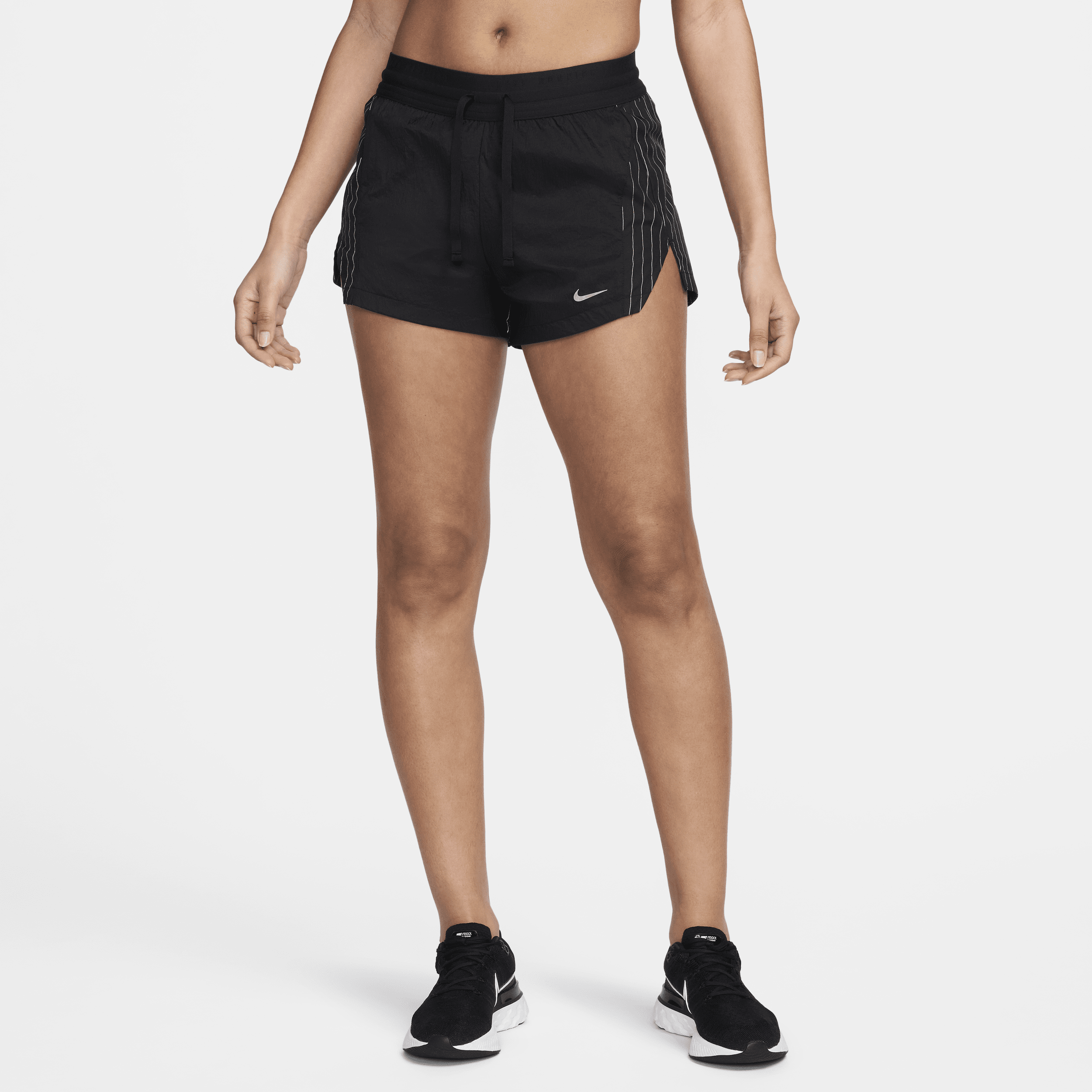 Nike Running Division-løbeshorts (7,5 cm) med mellemhøj talje og indershorts til kvinder - sort
