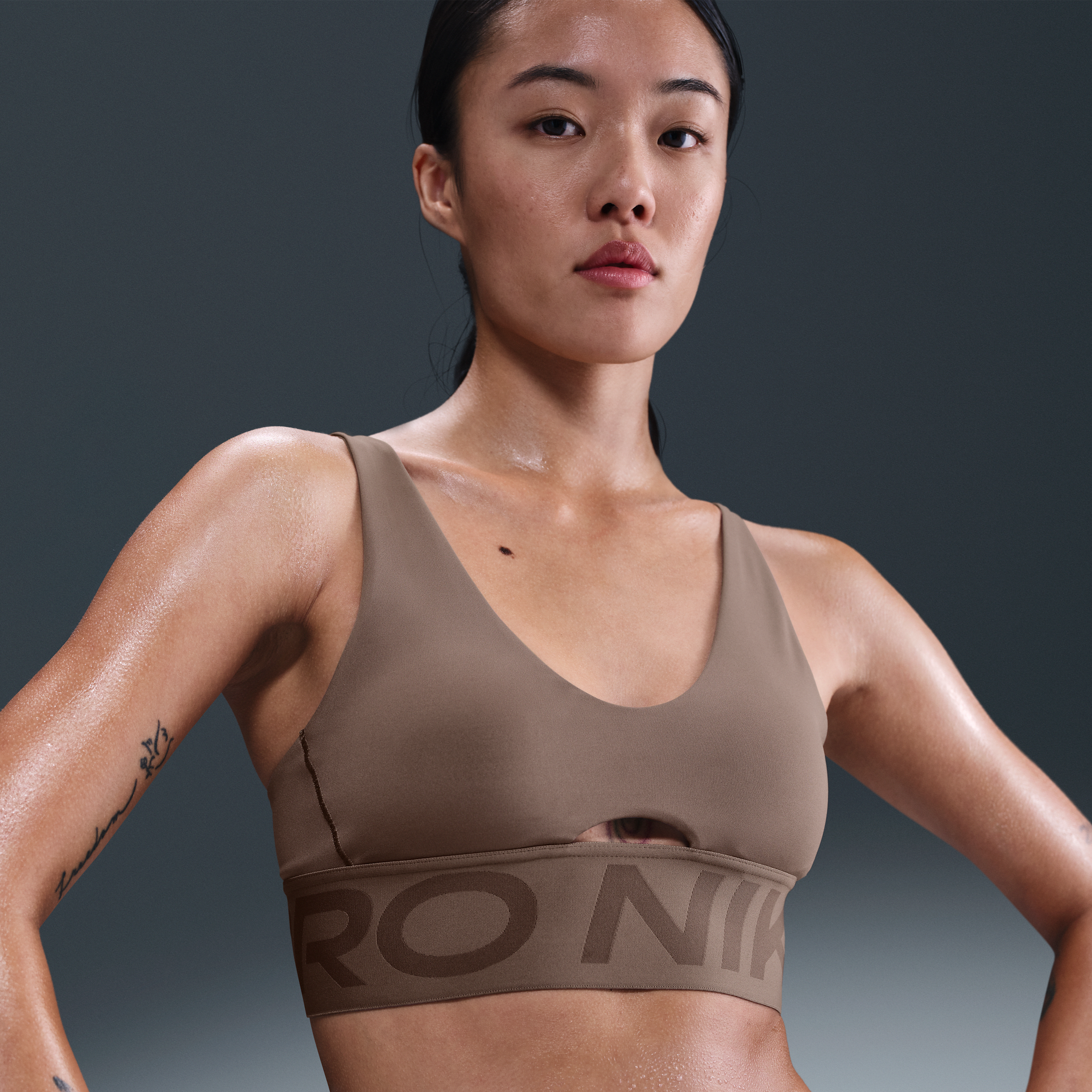 【ナイキ(NIKE)公式ストア】ナイキ プロ インディ プランジ ウィメンズ ミディアムサポート パッディド スポーツブラ HF7325-233 ブラウン 【ナイキ(NIKE)公式ストア】ナイキ プロ インディ プランジ ウィメンズ ミディアムサポート パッディド スポーツブラ HF7325-233 ブラウン