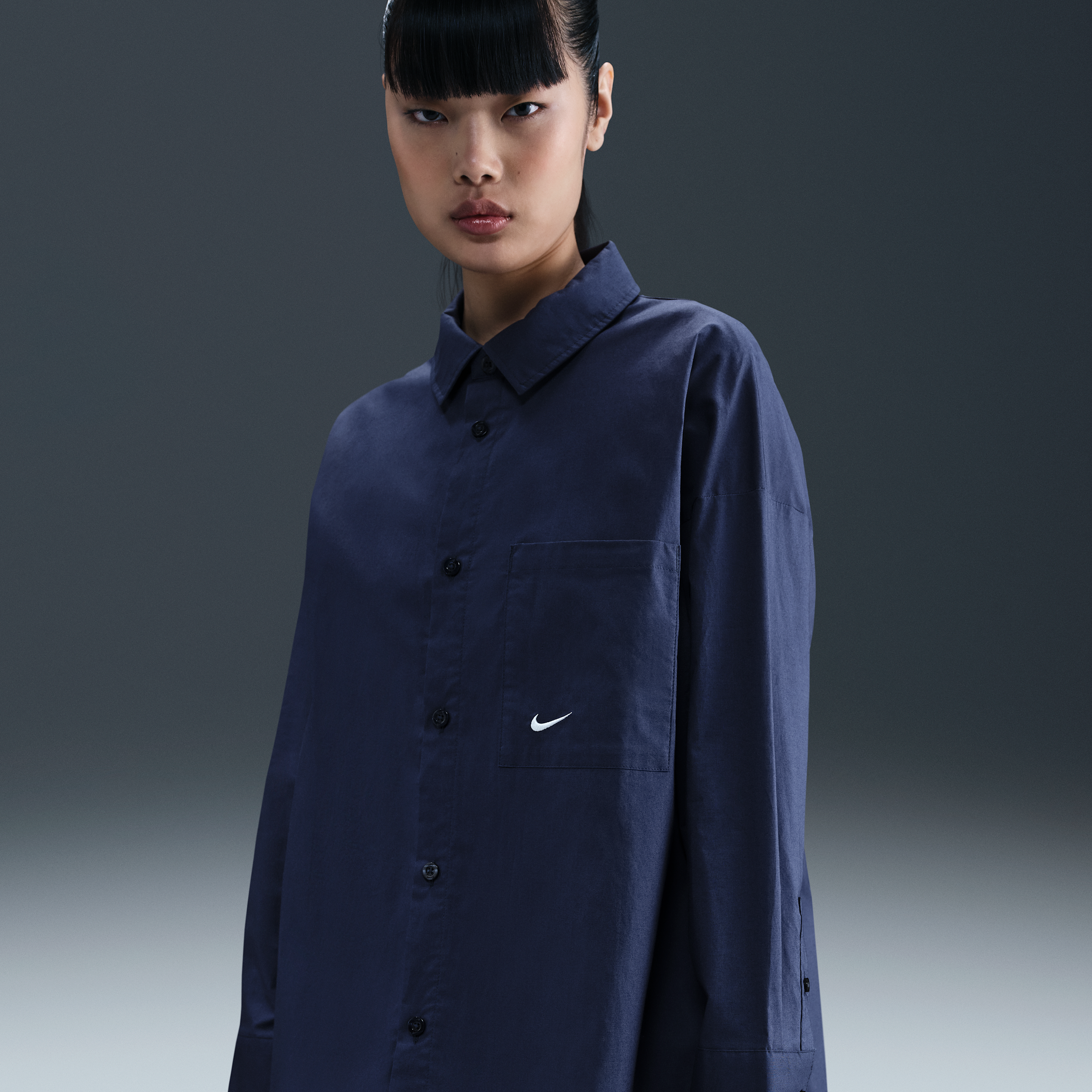 【ナイキ(NIKE)公式ストア】ナイキ スポーツウェア チル ポプリン ウィメンズ ルーズ ロングスリーブ ボタンアップ トップ HJ0716-410 ブルー 【ナイキ(NIKE)公式ストア】ナイキ スポーツウェア チル ポプリン ウィメンズ ルーズ ロングスリーブ ボタンアップ トップ HJ0716-410 ブルー