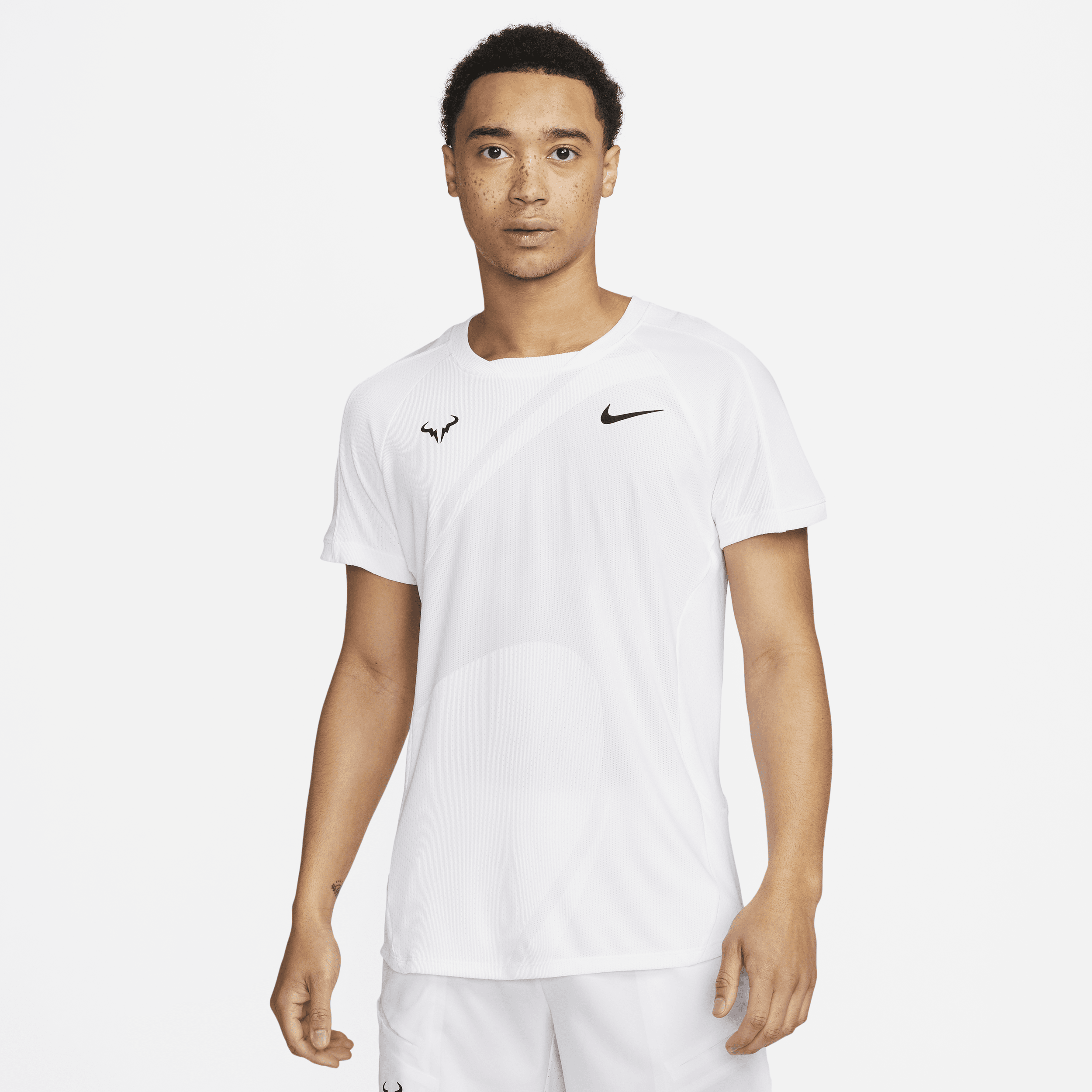 Kortærmet Rafa Nike Dri-FIT ADV-tennisoverdel til mænd - hvid