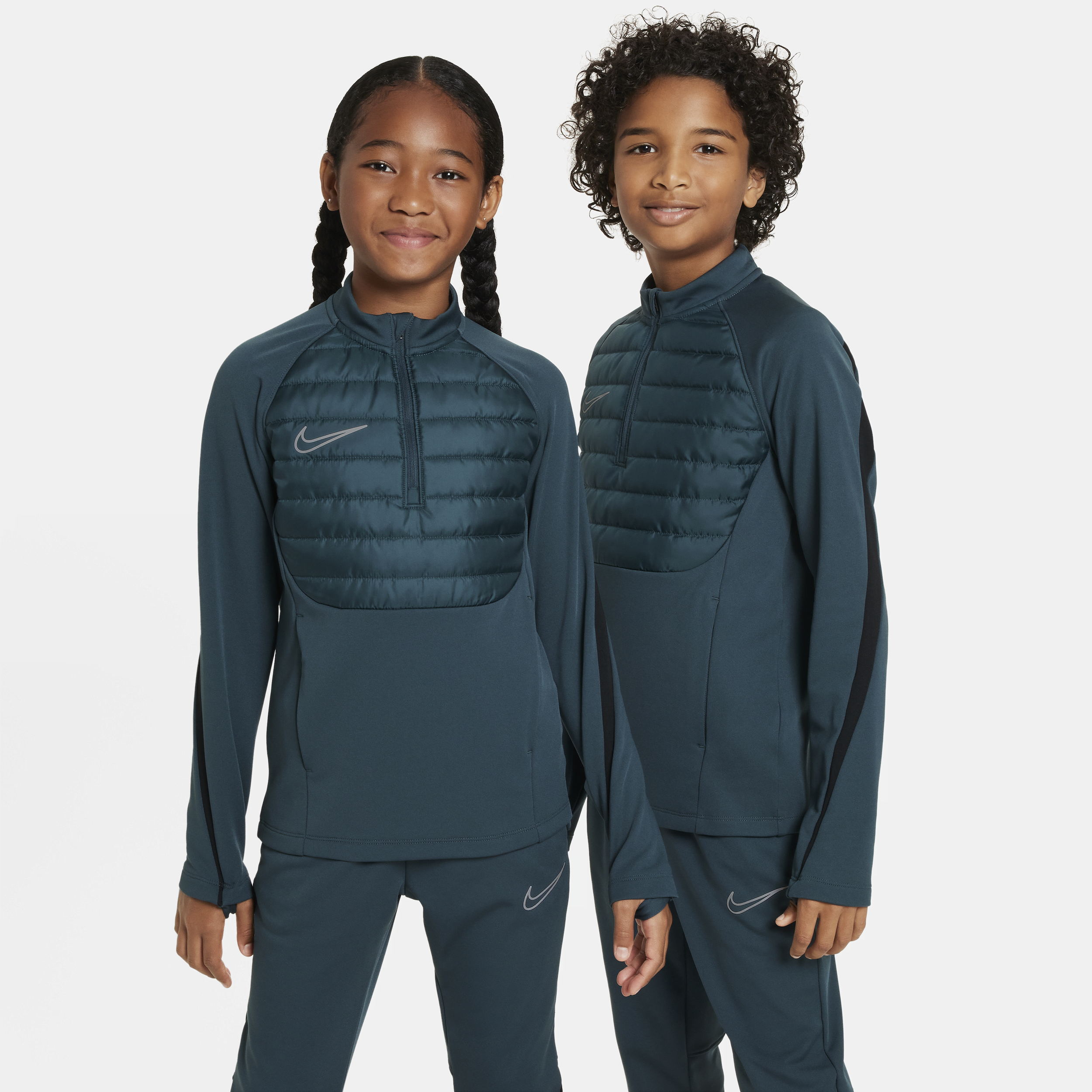 【ナイキ(NIKE)公式ストア】ナイキ Therma-FIT アカデミー ジュニア サッカードリルトップ FJ6181-328 グリーン 【ナイキ(NIKE)公式ストア】ナイキ Therma-FIT アカデミー ジュニア サッカードリルトップ FJ6181-328 グリーン