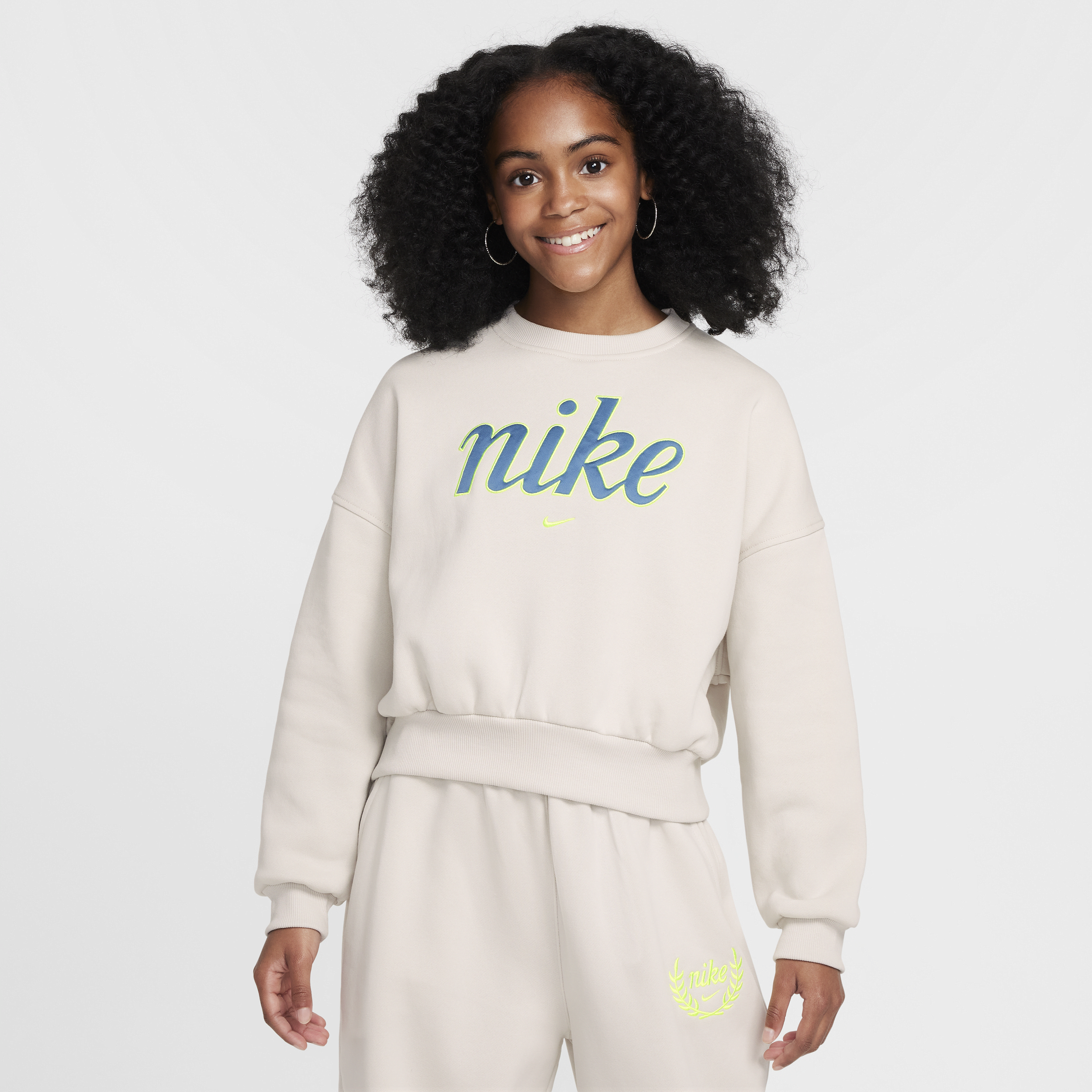 【ナイキ(NIKE)公式ストア】ナイキ スポーツウェア クラブ フリース ガールズ ボクシー クルーネック スウェットシャツ FZ5566-072 グレー 【ナイキ(NIKE)公式ストア】ナイキ スポーツウェア クラブ フリース ガールズ ボクシー クルーネック スウェットシャツ FZ5566-072 グレー