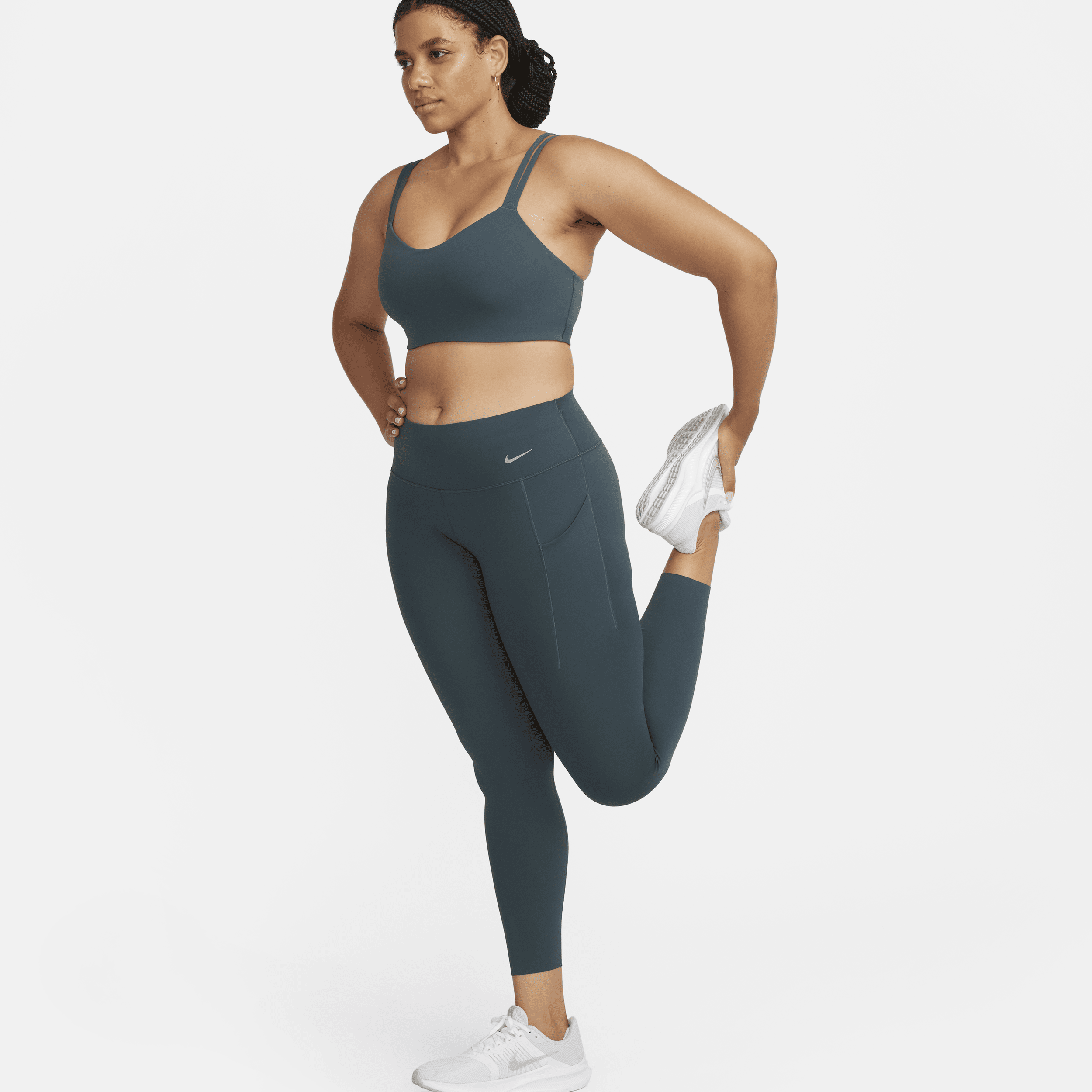 Nike Universa-7/8-leggings med medium støtte, mellemhøj talje og lommer til kvinder - grøn
