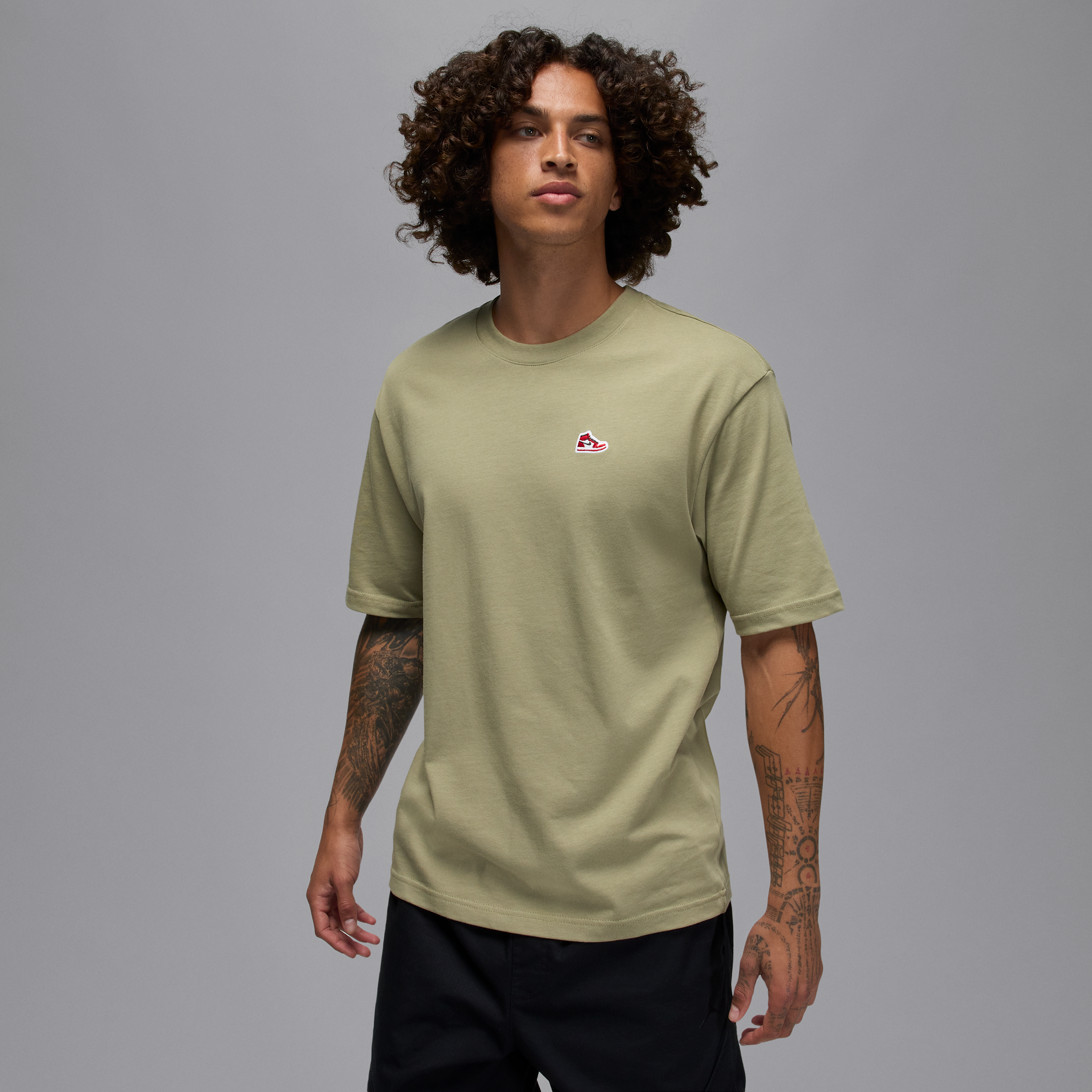 【ナイキ(NIKE)公式ストア】ジョーダン ブランド メンズ スニーカー パッチ Tシャツ HJ2326-238 ブラウン 【ナイキ(NIKE)公式ストア】ジョーダン ブランド メンズ スニーカー パッチ Tシャツ HJ2326-238 ブラウン