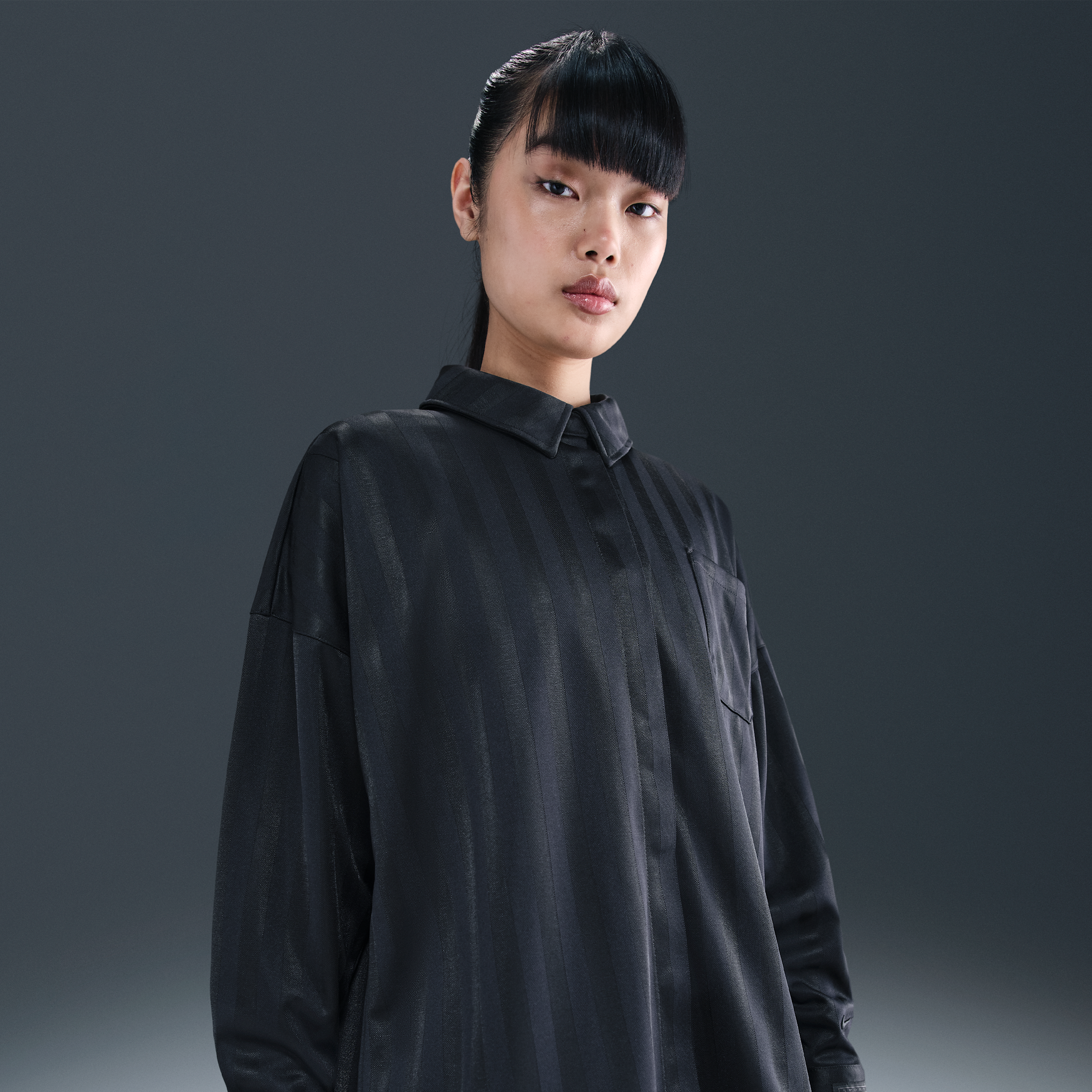 【ナイキ(NIKE)公式ストア】ナイキ スポーツウェア ウィメンズ オーバーサイズド ジャカード ストライプ ボタンダウン シャツ HV1957-010 ブラック 【ナイキ(NIKE)公式ストア】ナイキ スポーツウェア ウィメンズ オーバーサイズド ジャカード ストライプ ボタンダウン シャツ HV1957-010 ブラック