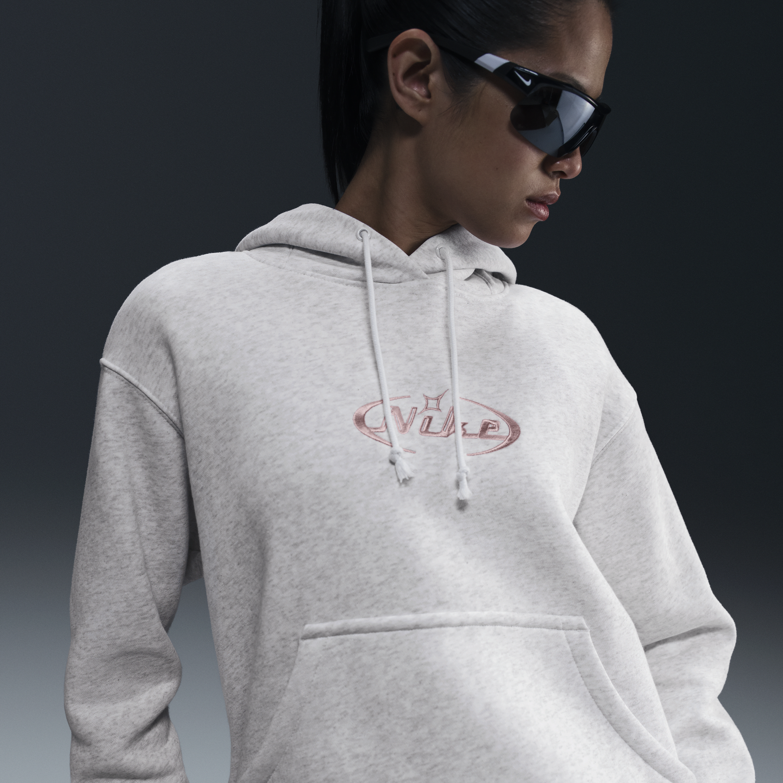 【ナイキ(NIKE)公式ストア】ナイキ スポーツウェア ウィメンズ オーバーサイズド プルオーバー パーカー HQ2987-051 ブラウン 【ナイキ(NIKE)公式ストア】ナイキ スポーツウェア ウィメンズ オーバーサイズド プルオーバー パーカー HQ2987-051 ブラウン