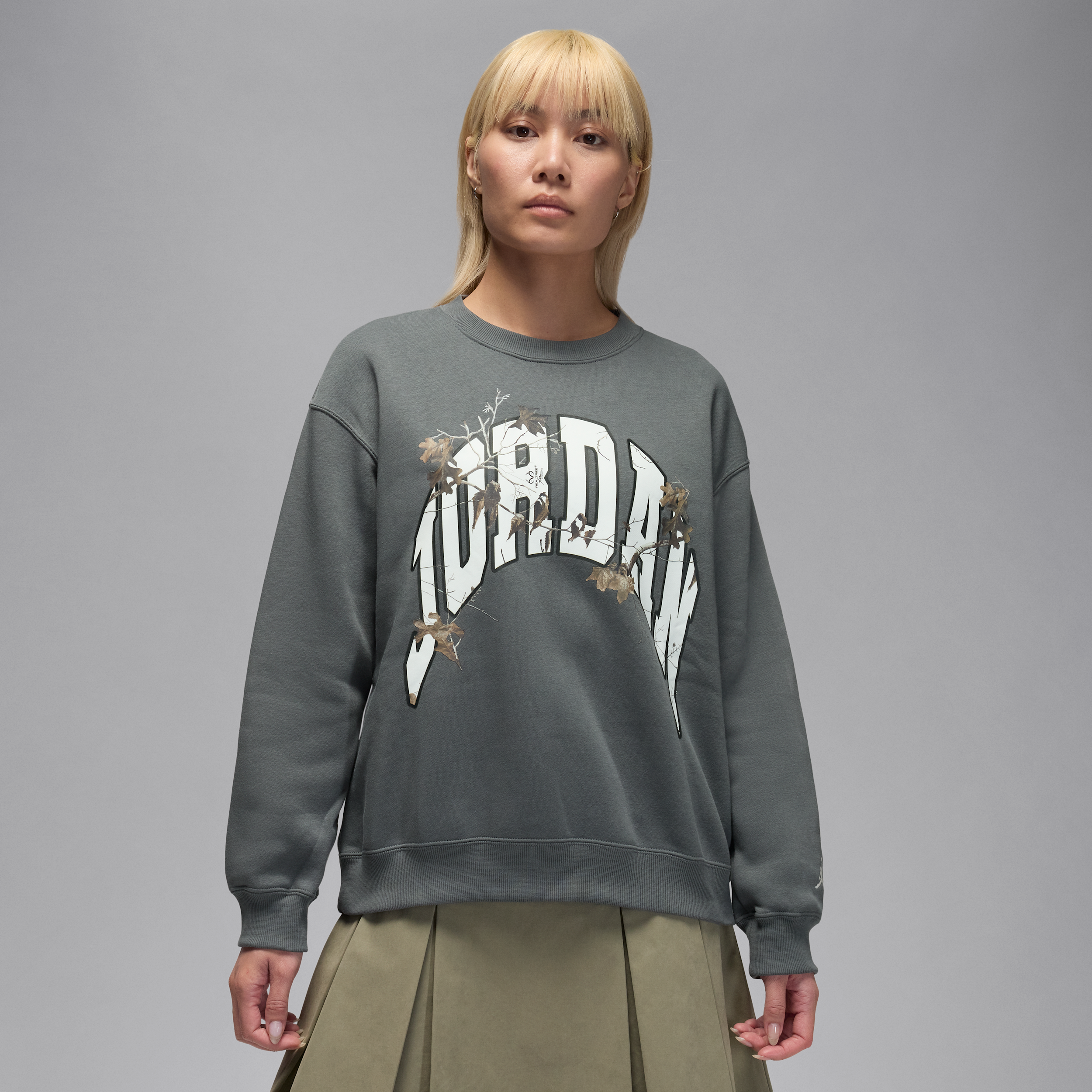 【ナイキ（NIKE）公式ストア】ジョーダン ブルックリン フリース ウィメンズ リアルツリー クルーネック スウェットシャツ HV0473-068 グレー