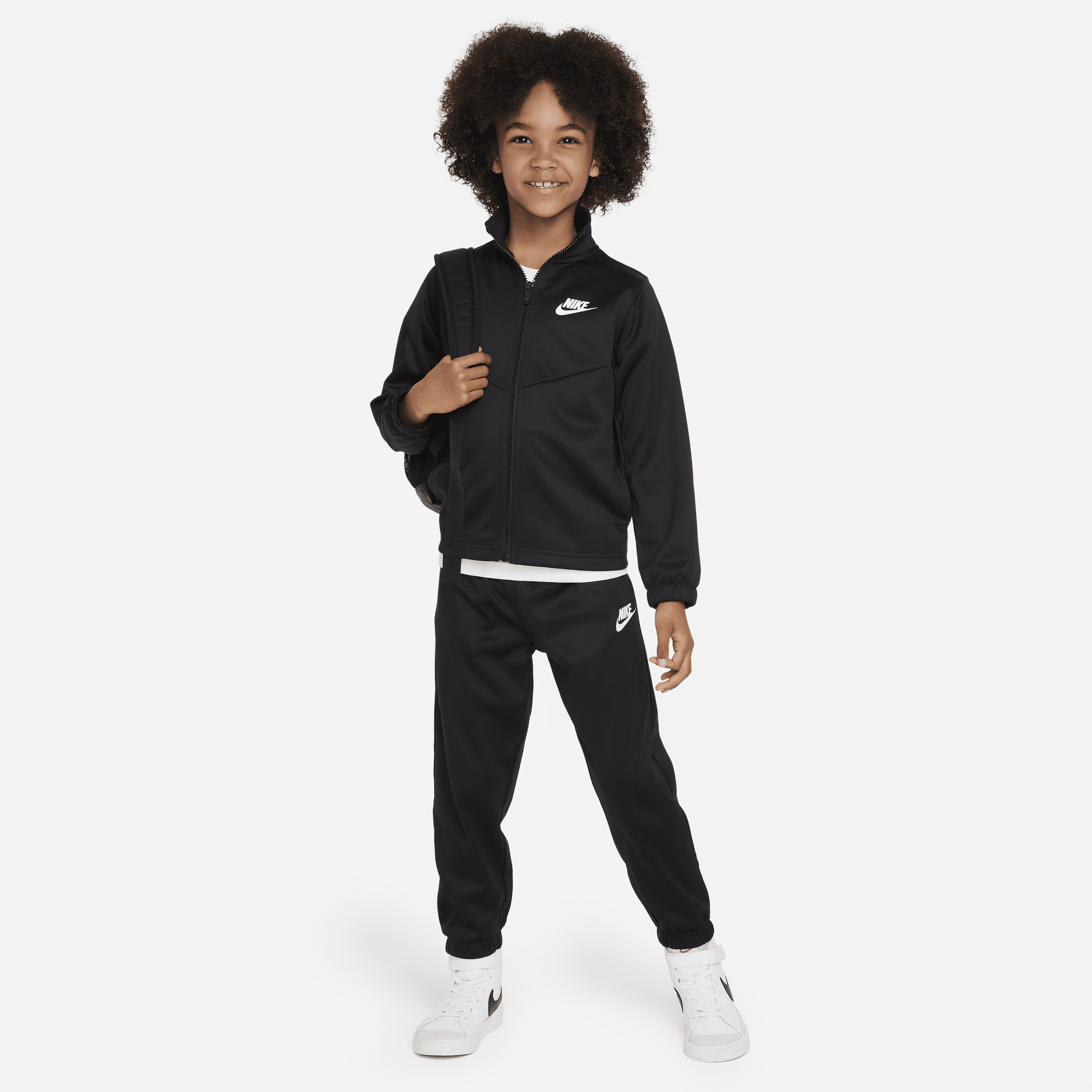 Todelt Nike Sportswear Lifestyle Essentials-Dri-FIT-tracksuitsæt til mindre børn - sort