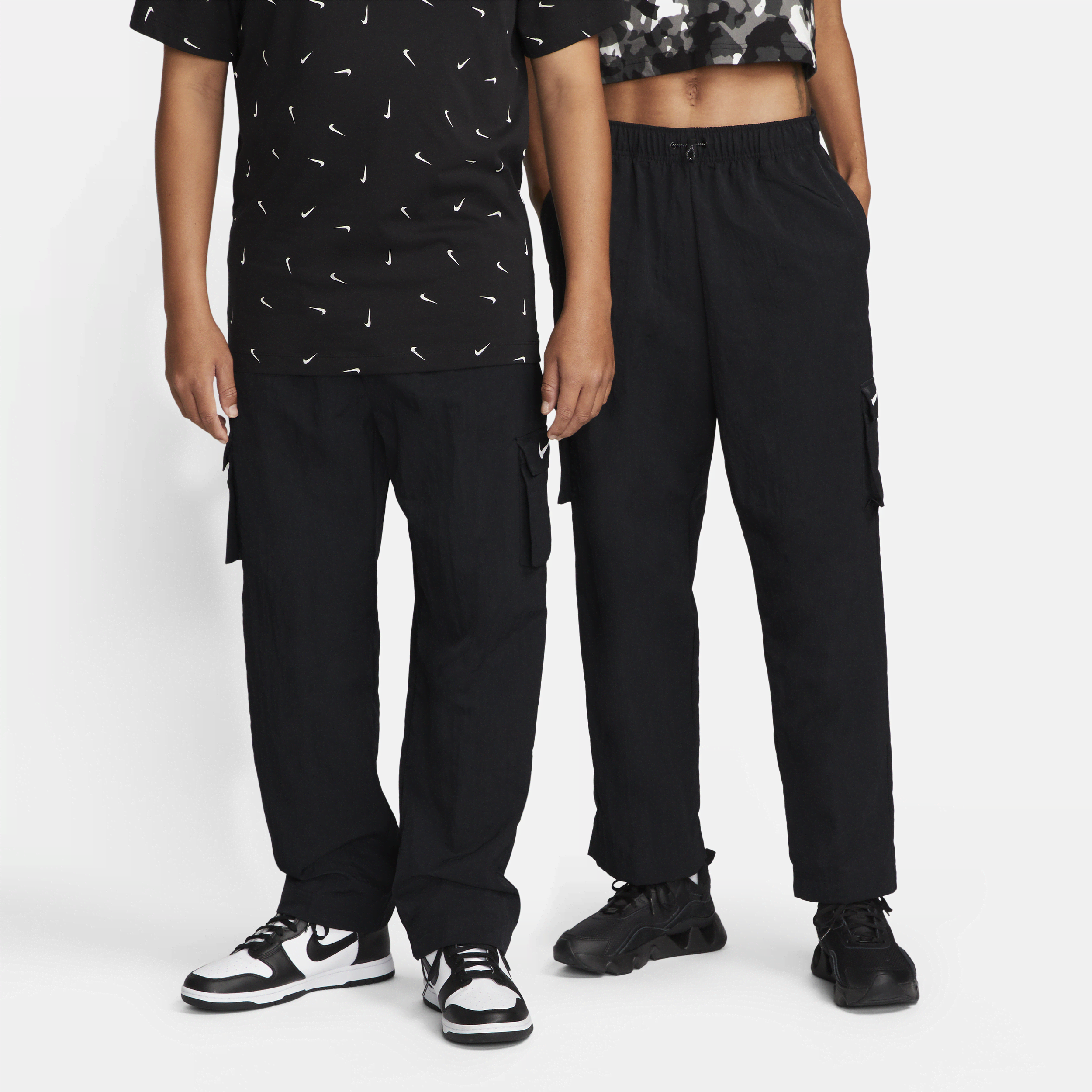 【ナイキ(NIKE)公式ストア】ナイキ スポーツウェア エッセンシャル ウィメンズ ハイライズ ウーブン カーゴ パンツ DO7210-010 ブラック 【ナイキ(NIKE)公式ストア】ナイキ スポーツウェア エッセンシャル ウィメンズ ハイライズ ウーブン カーゴ パンツ DO7210-010 ブラック