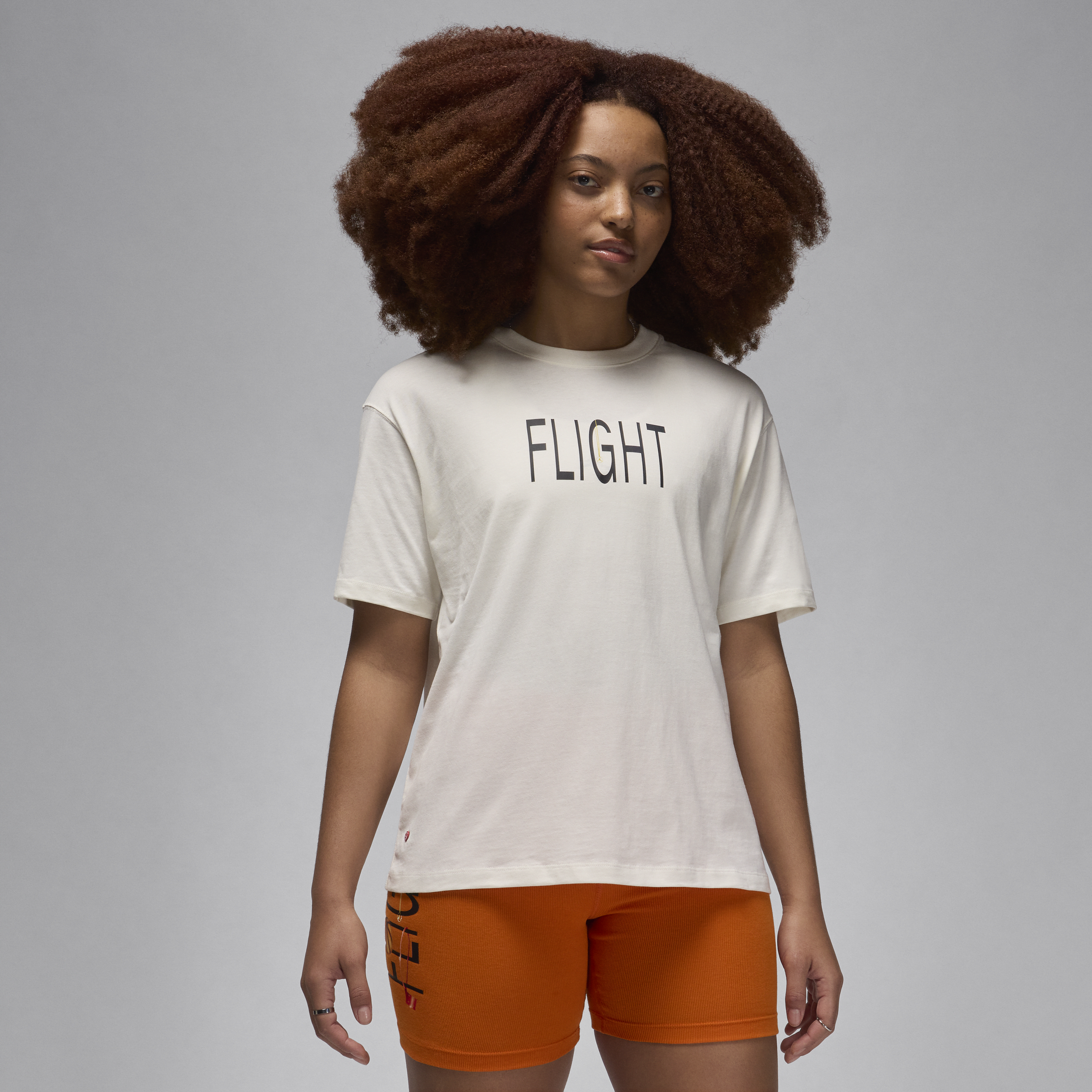 【ナイキ(NIKE)公式ストア】ジョーダン アーティストシリーズ ダリエン バークス ウィメンズ Tシャツ HF5479-133 ホワイト 【ナイキ(NIKE)公式ストア】ジョーダン アーティストシリーズ ダリエン バークス ウィメンズ Tシャツ HF5479-133 ホワイト