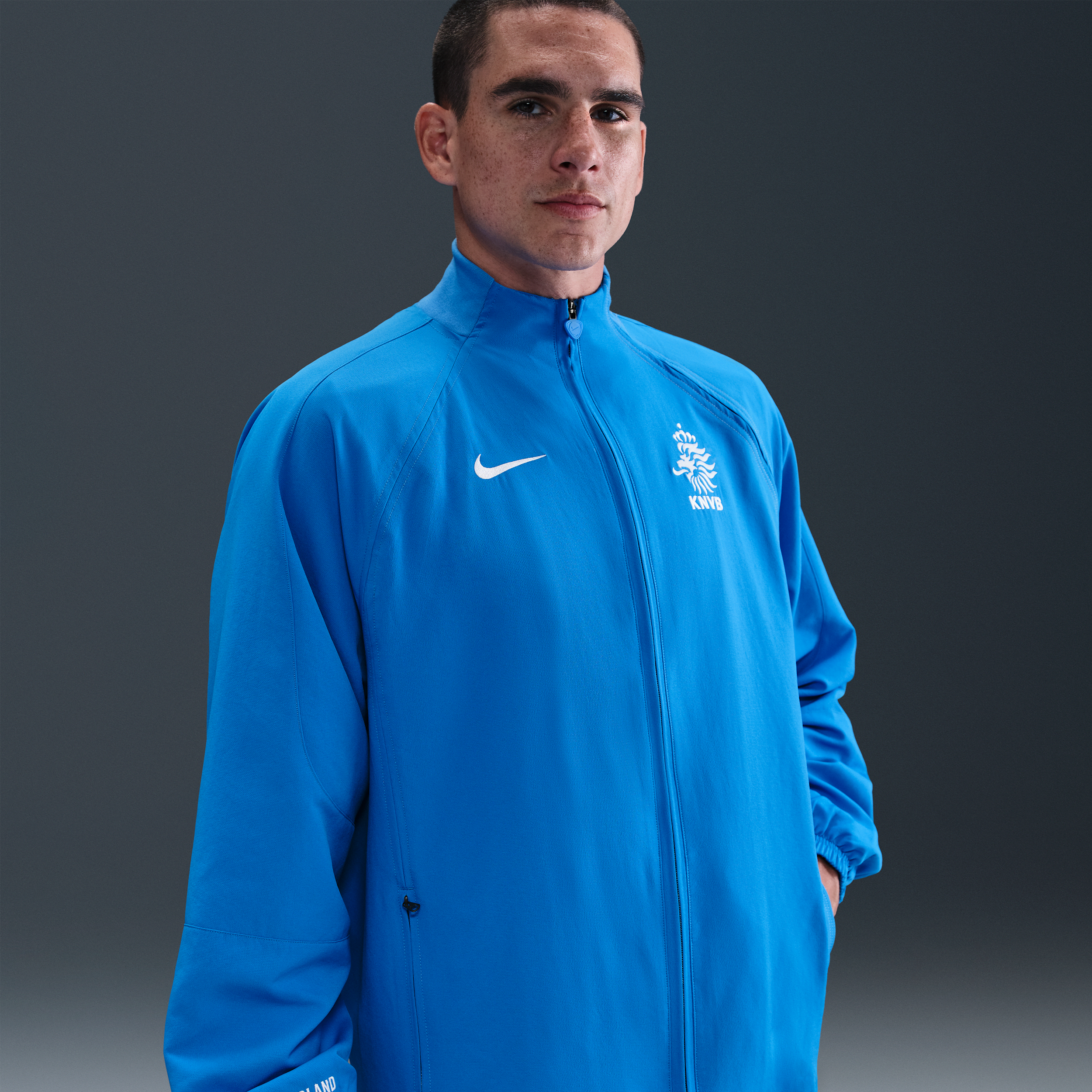 【ナイキ(NIKE)公式ストア】オランダ 2004 トータル 90 リイシュー メンズ ナイキ サッカー レプリカ トラックジャケット HV4438-435 ブルー 【ナイキ(NIKE)公式ストア】オランダ 2004 トータル 90 リイシュー メンズ ナイキ サッカー レプリカ トラックジャケット HV4438-435 ブルー