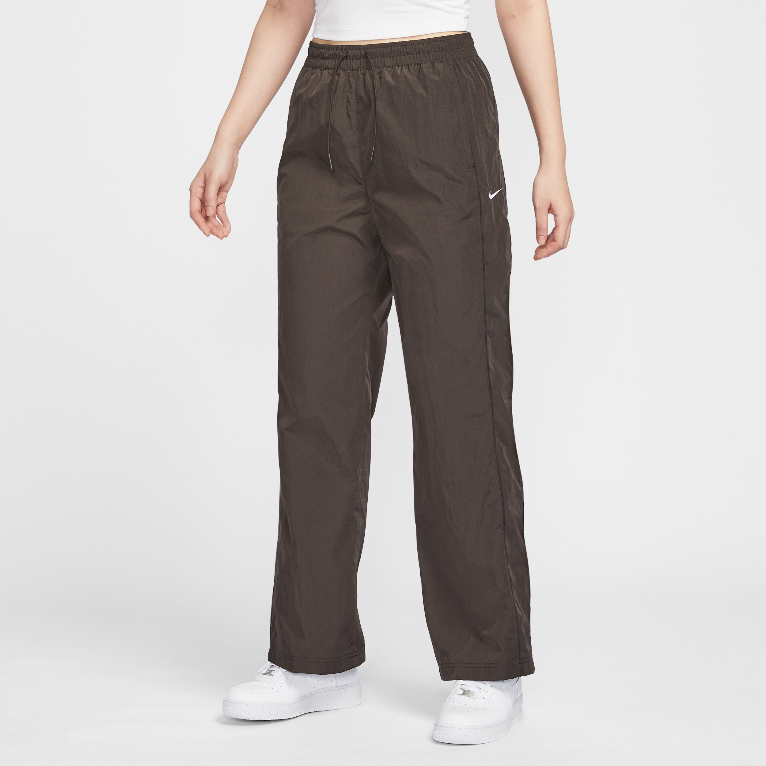 【ナイキ(NIKE)公式ストア】ナイキ ウィンドランナー ウィメンズ ハイウエスト ウーブン オープンヘム パンツ FV7656-220 ブラウン 【ナイキ(NIKE)公式ストア】ナイキ ウィンドランナー ウィメンズ ハイウエスト ウーブン オープンヘム パンツ FV7656-220 ブラウン
