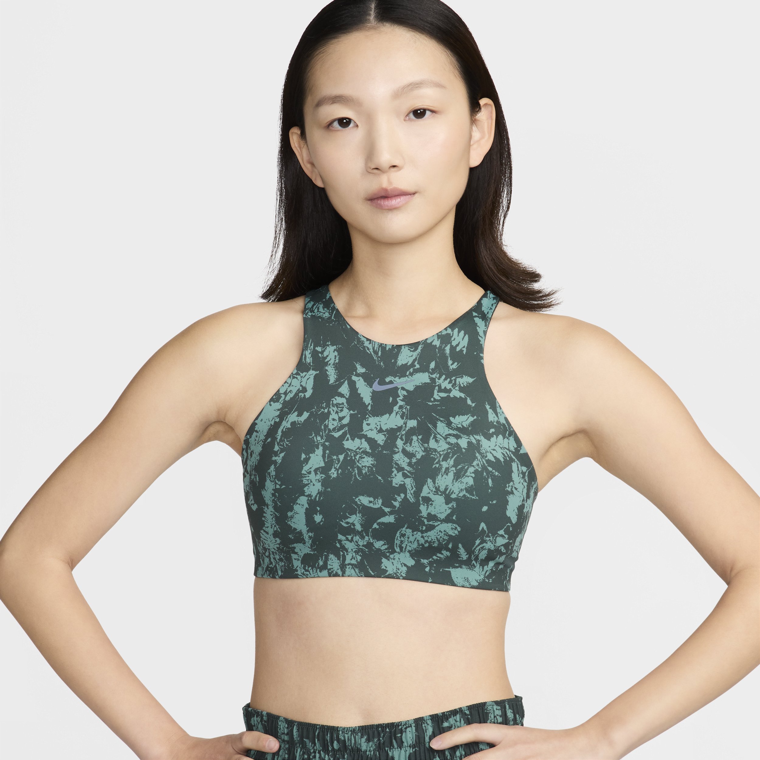 【ナイキ(NIKE)公式ストア】ナイキ ワン ストラッピー バック ウィメンズ ミディアムサポート プリント スポーツブラ (軽量裏地付き) FZ2915-338 グリーン 【ナイキ(NIKE)公式ストア】ナイキ ワン ストラッピー バック ウィメンズ ミディアムサポート プリント スポーツブラ (軽量裏地付き) FZ2915-338 グリーン