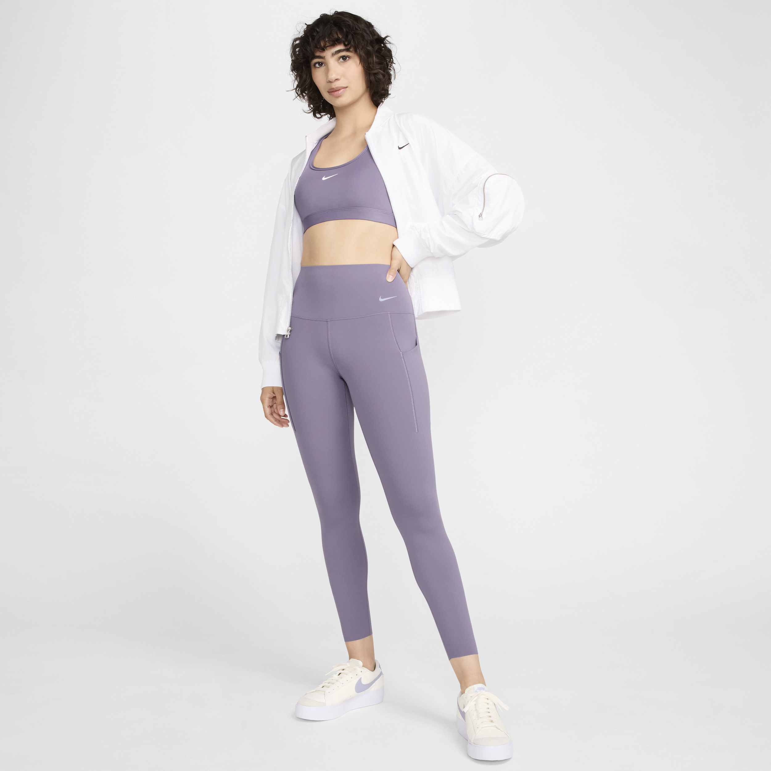 Nike Universa-leggings i 7/8 længde med medium støtte, høj talje og lommer til kvinder - lilla