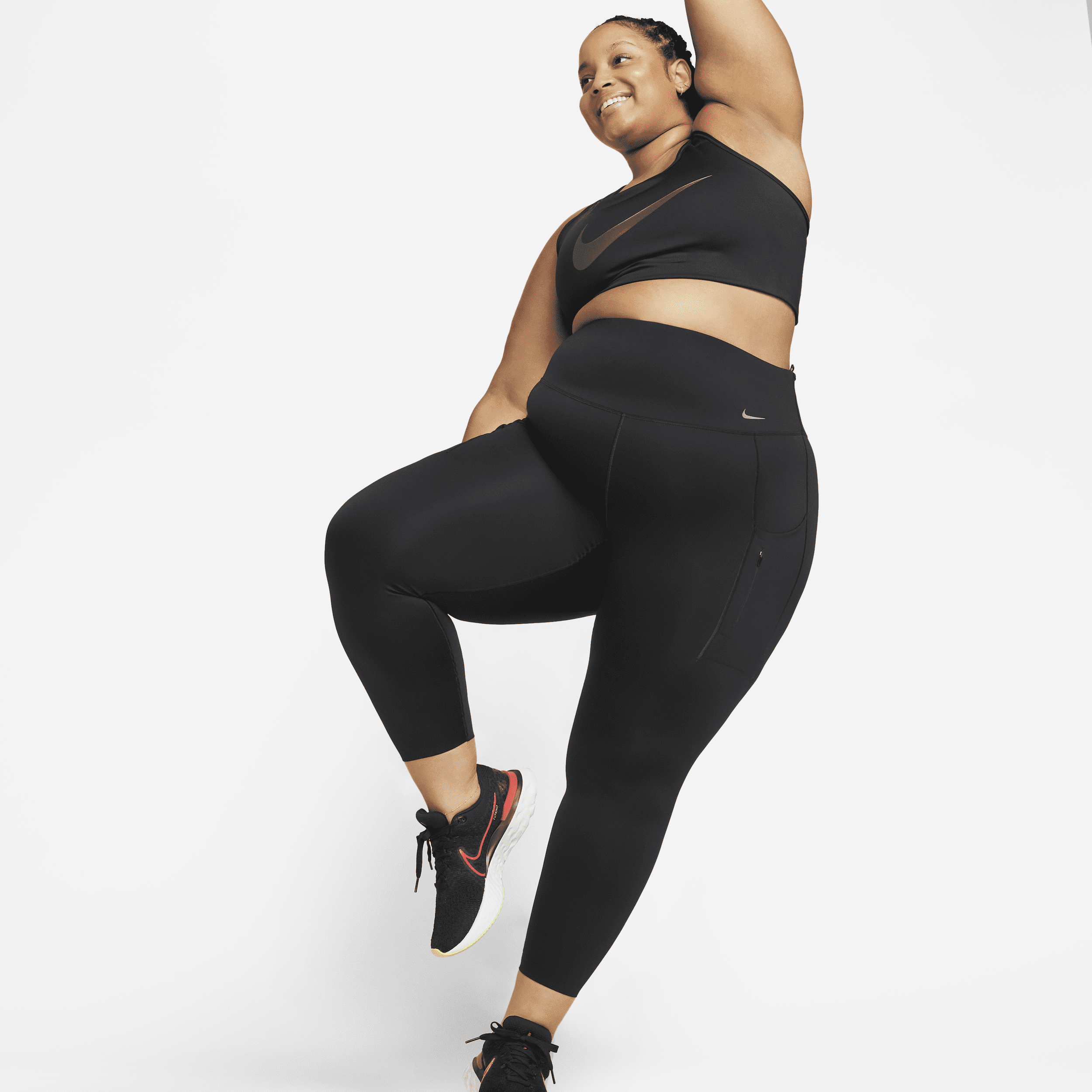 Højtaljede Nike Go 7/8-leggings med fast støtte og lommer til kvinder (plus size) - sort