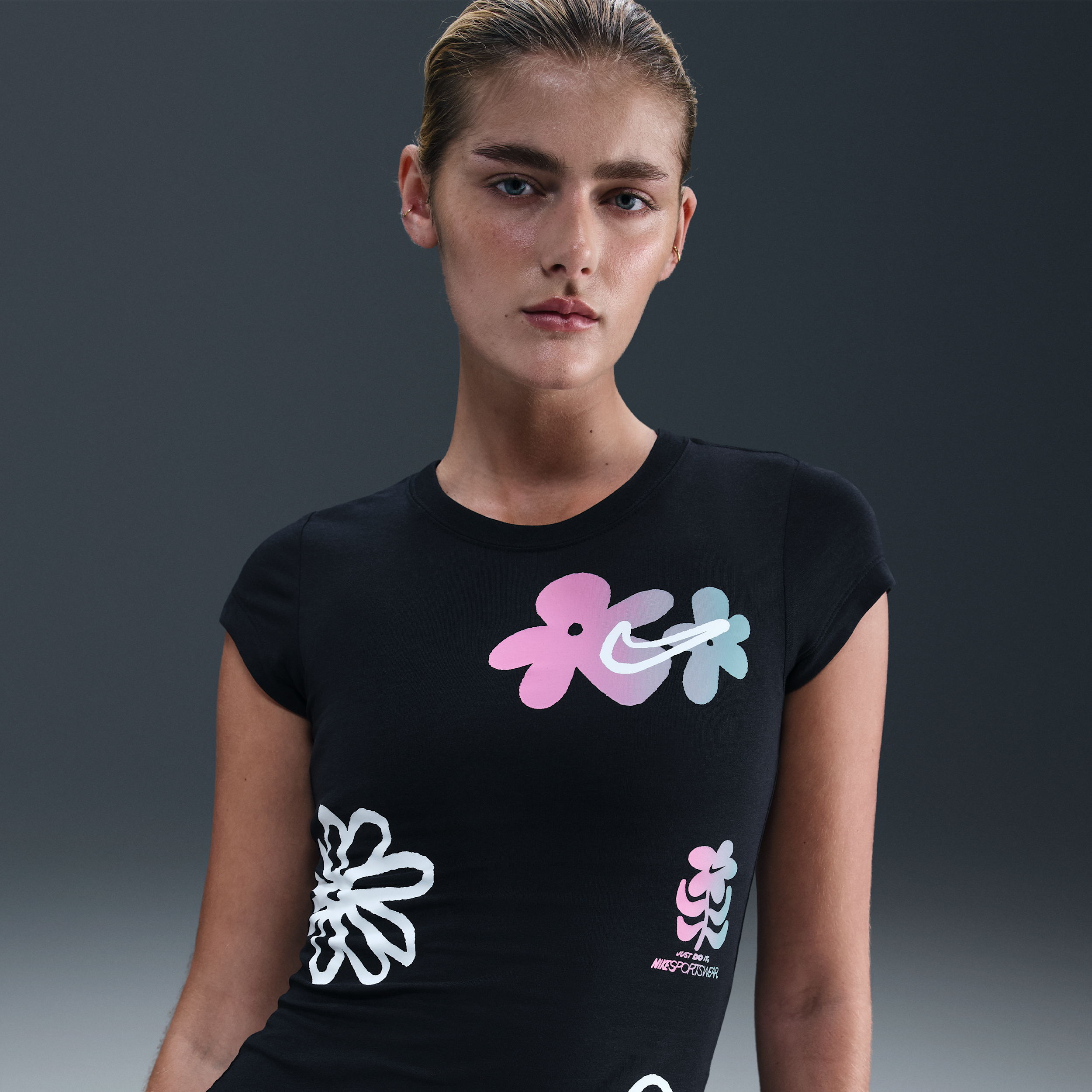 【ナイキ(NIKE)公式ストア】ナイキ スポーツウェア ウィメンズ タイト ショートスリーブ グラフィック Tシャツ IH8477-010 ブラック 【ナイキ(NIKE)公式ストア】ナイキ スポーツウェア ウィメンズ タイト ショートスリーブ グラフィック Tシャツ IH8477-010 ブラック