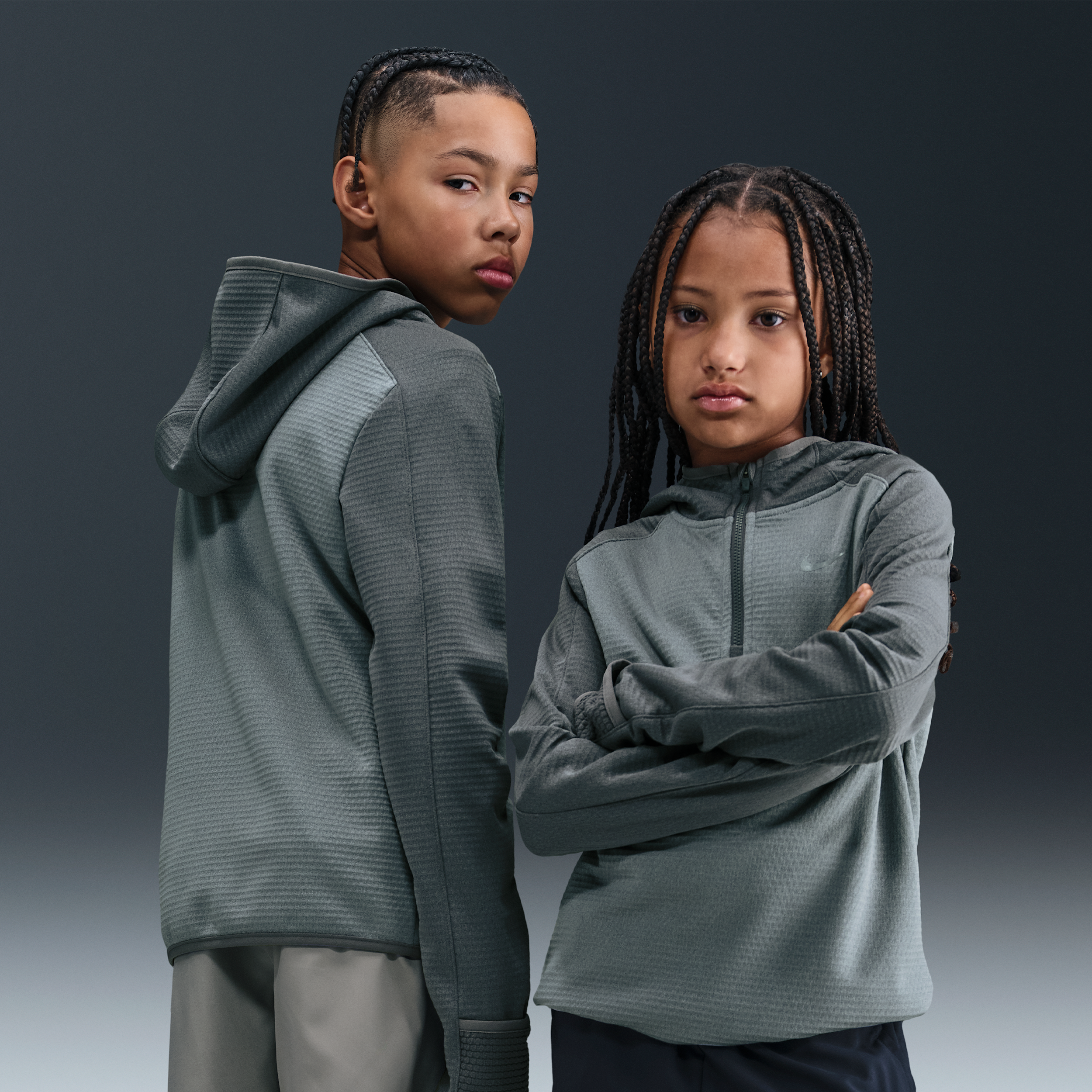 【ナイキ(NIKE)公式ストア】ナイキ ジュニア Therma-FIT 1/4ジップ トップ HV0197-084 グレー 【ナイキ(NIKE)公式ストア】ナイキ ジュニア Therma-FIT 1/4ジップ トップ HV0197-084 グレー