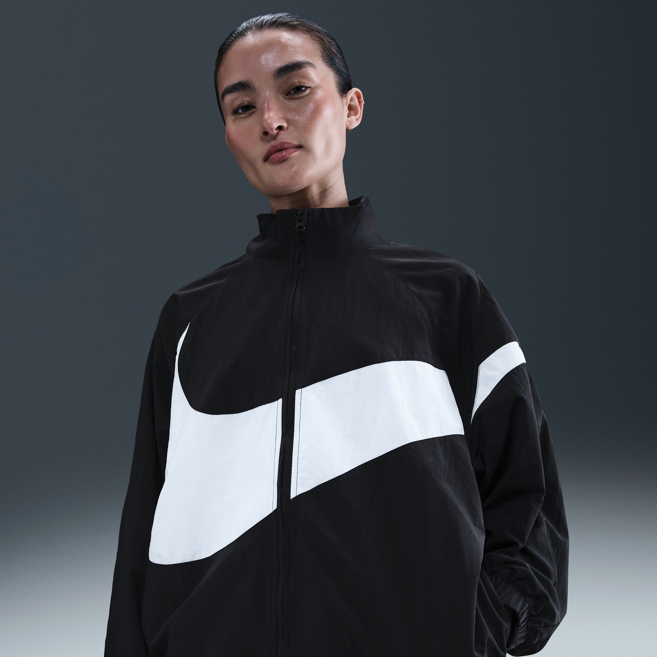 【ナイキ(NIKE)公式ストア】ナイキ スポーツウェア ウィメンズ オーバーサイズド ウーブン ジャケット HV4108-010 ブラック 【ナイキ(NIKE)公式ストア】ナイキ スポーツウェア ウィメンズ オーバーサイズド ウーブン ジャケット HV4108-010 ブラック