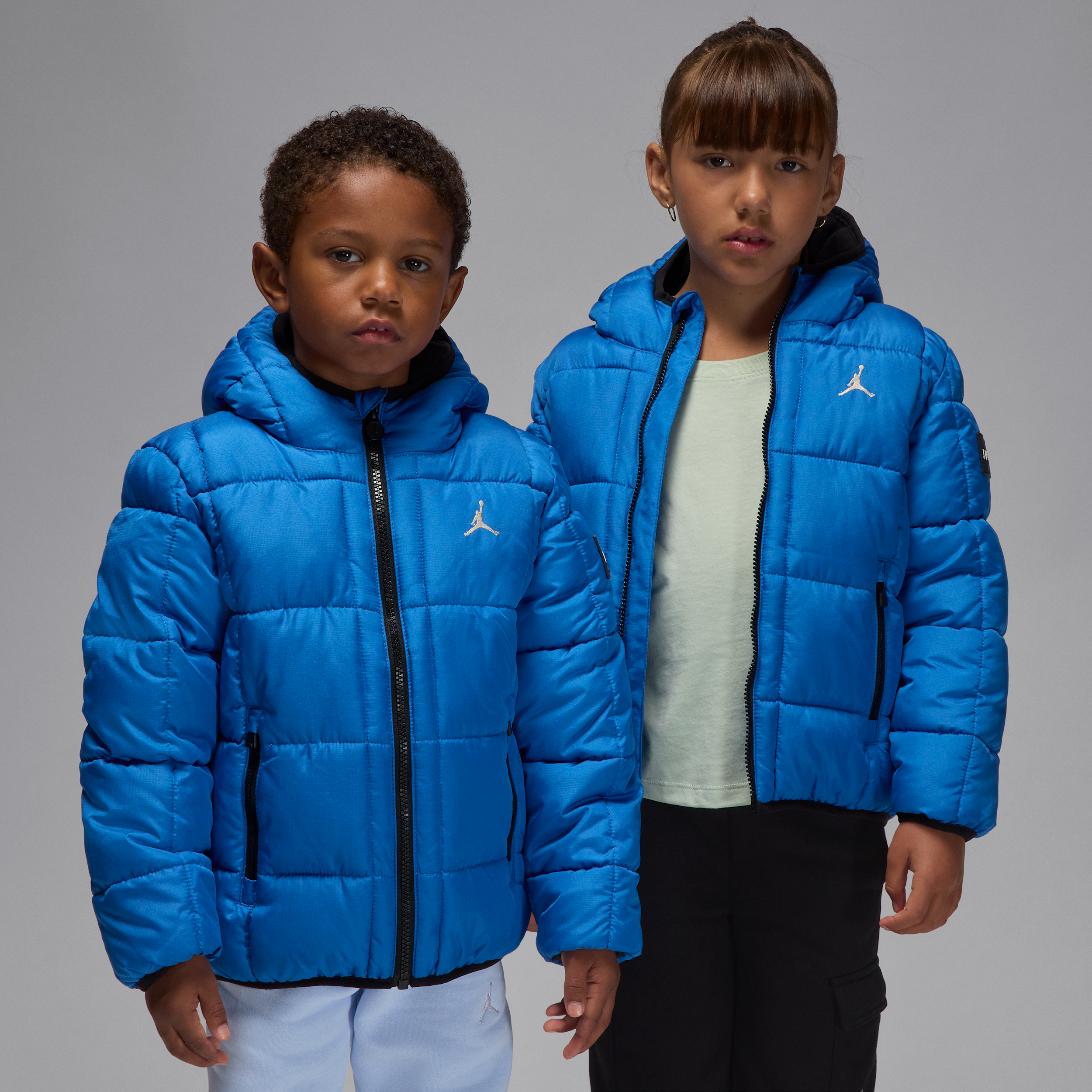 【ナイキ(NIKE)公式ストア】ジョーダン リトルキッズ エッセンシャル ミッドウェイト パファー IO3265-493 ブルー 【ナイキ(NIKE)公式ストア】ジョーダン リトルキッズ エッセンシャル ミッドウェイト パファー IO3265-493 ブルー