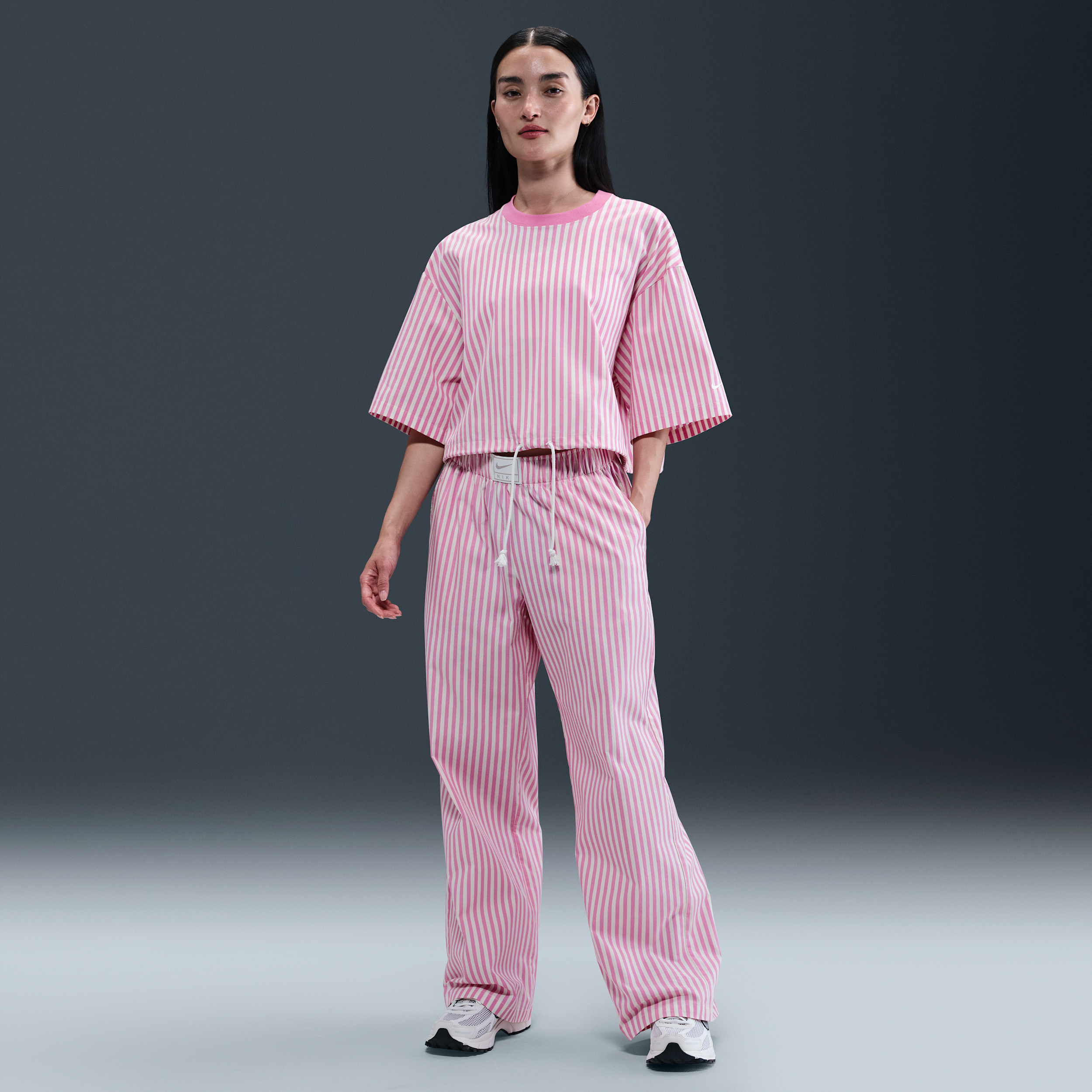 【ナイキ(NIKE)公式ストア】ナイキ スポーツウェア チル ポプリン ウィメンズ ミッドライズ ルーズ ストライプ パンツ IH8487-675 ピンク 【ナイキ(NIKE)公式ストア】ナイキ スポーツウェア チル ポプリン ウィメンズ ミッドライズ ルーズ ストライプ パンツ IH8487-675 ピンク
