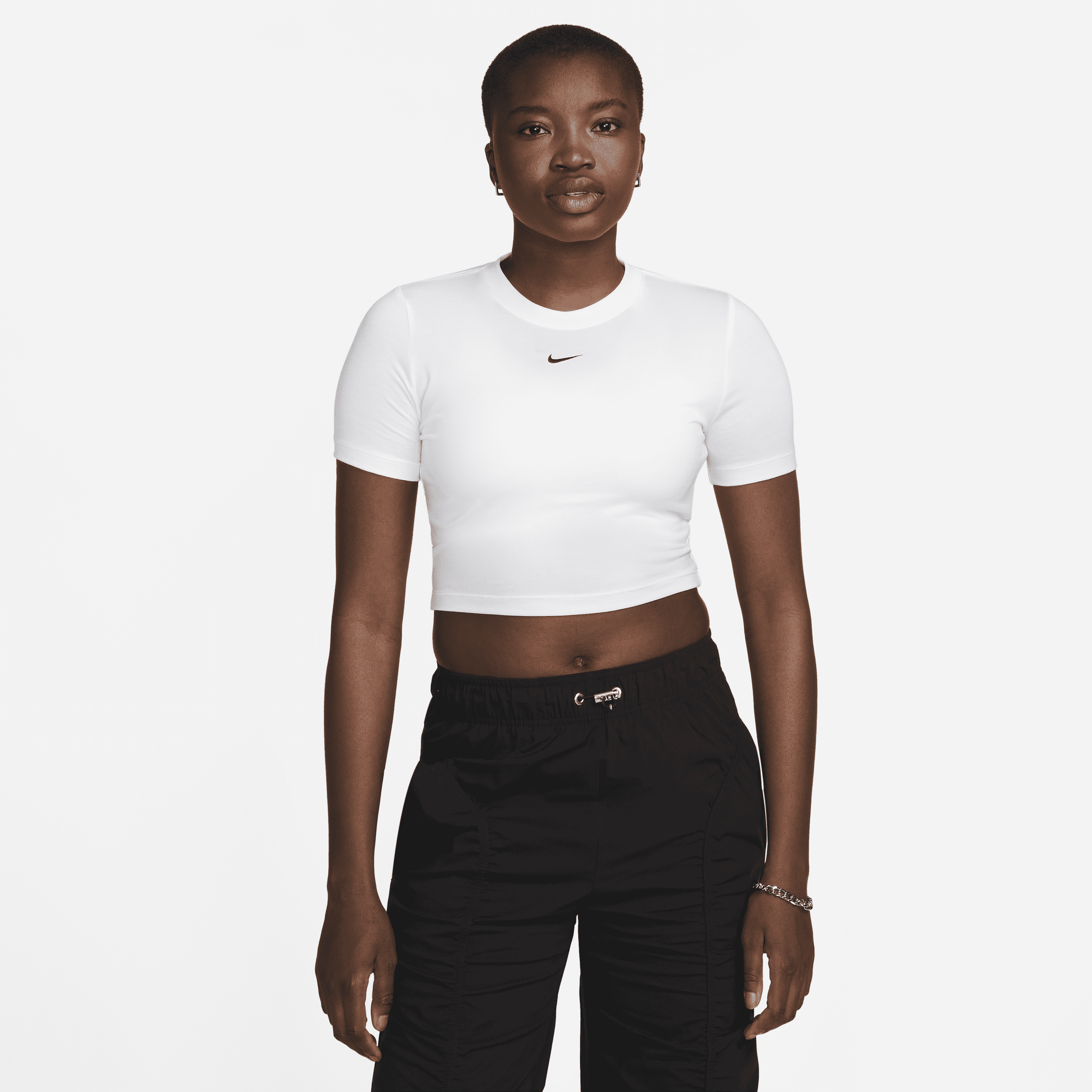 Kort, slank Nike Sportswear Essential-T-shirt til kvinder - hvid