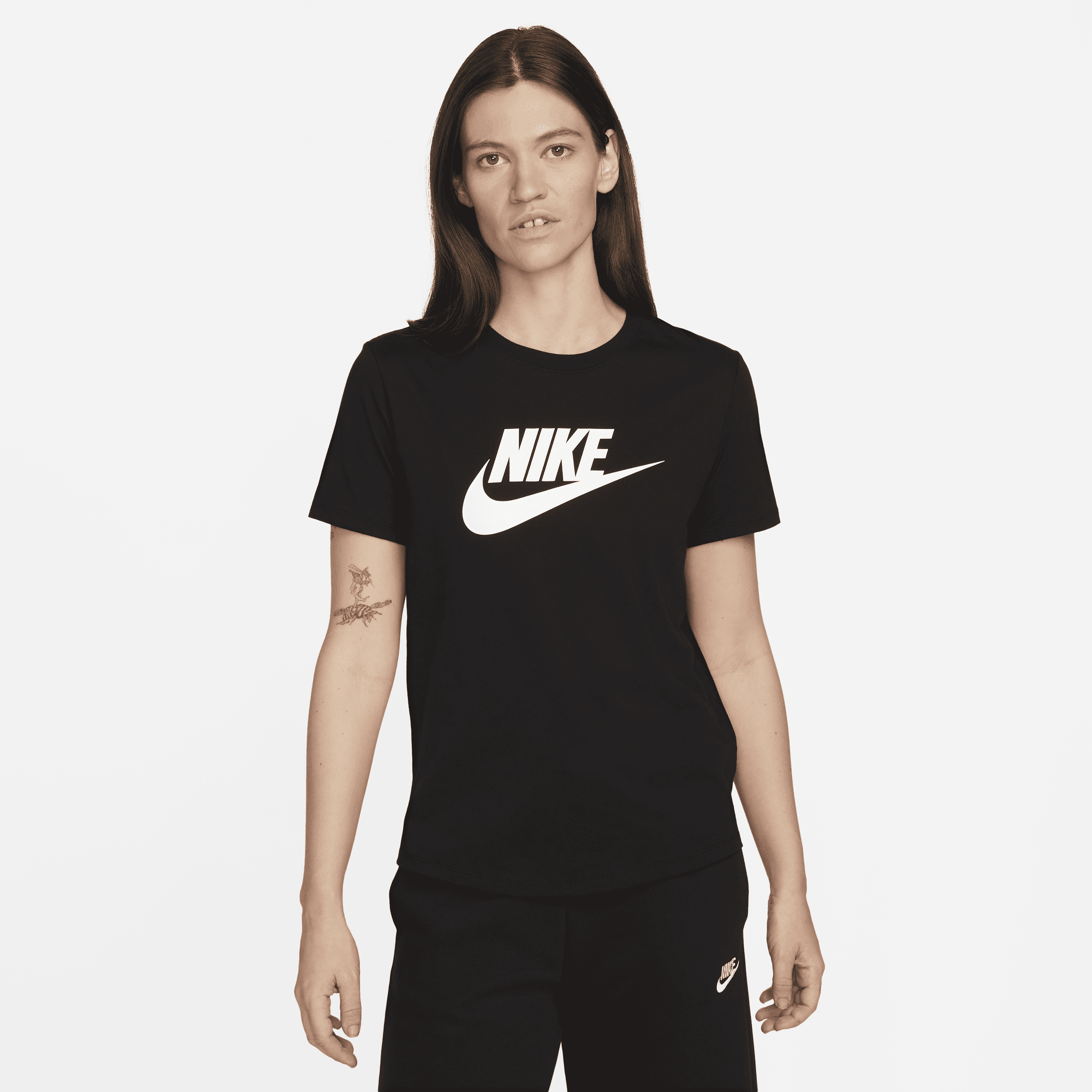 T-shirt con logo Nike Sportswear Essentials – Donna - Nero