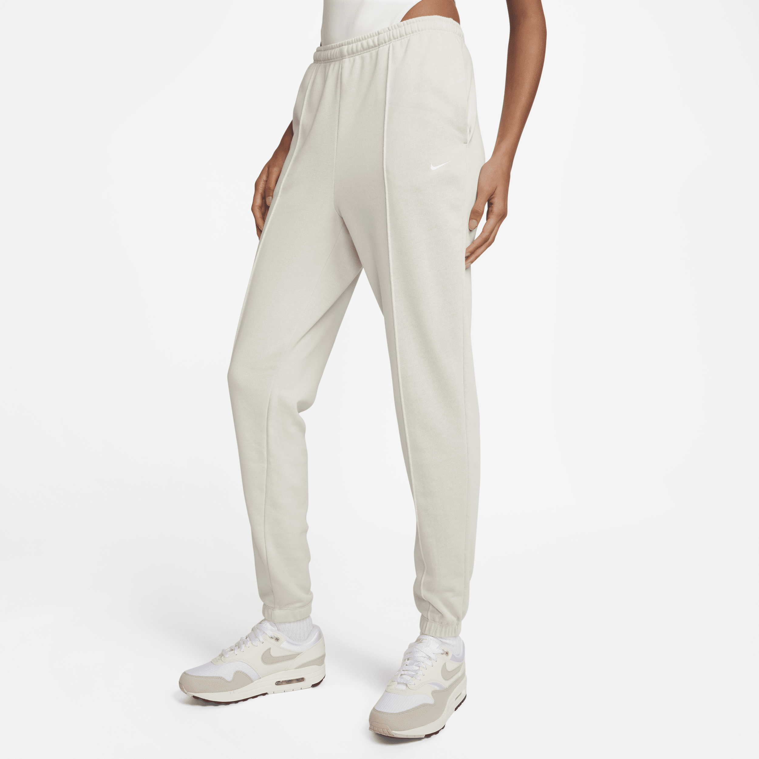 Nike Sportswear Chill Terry Pantalón de chándal de talle alto y ajuste entallado con tejido French terry - Mujer - Marrón