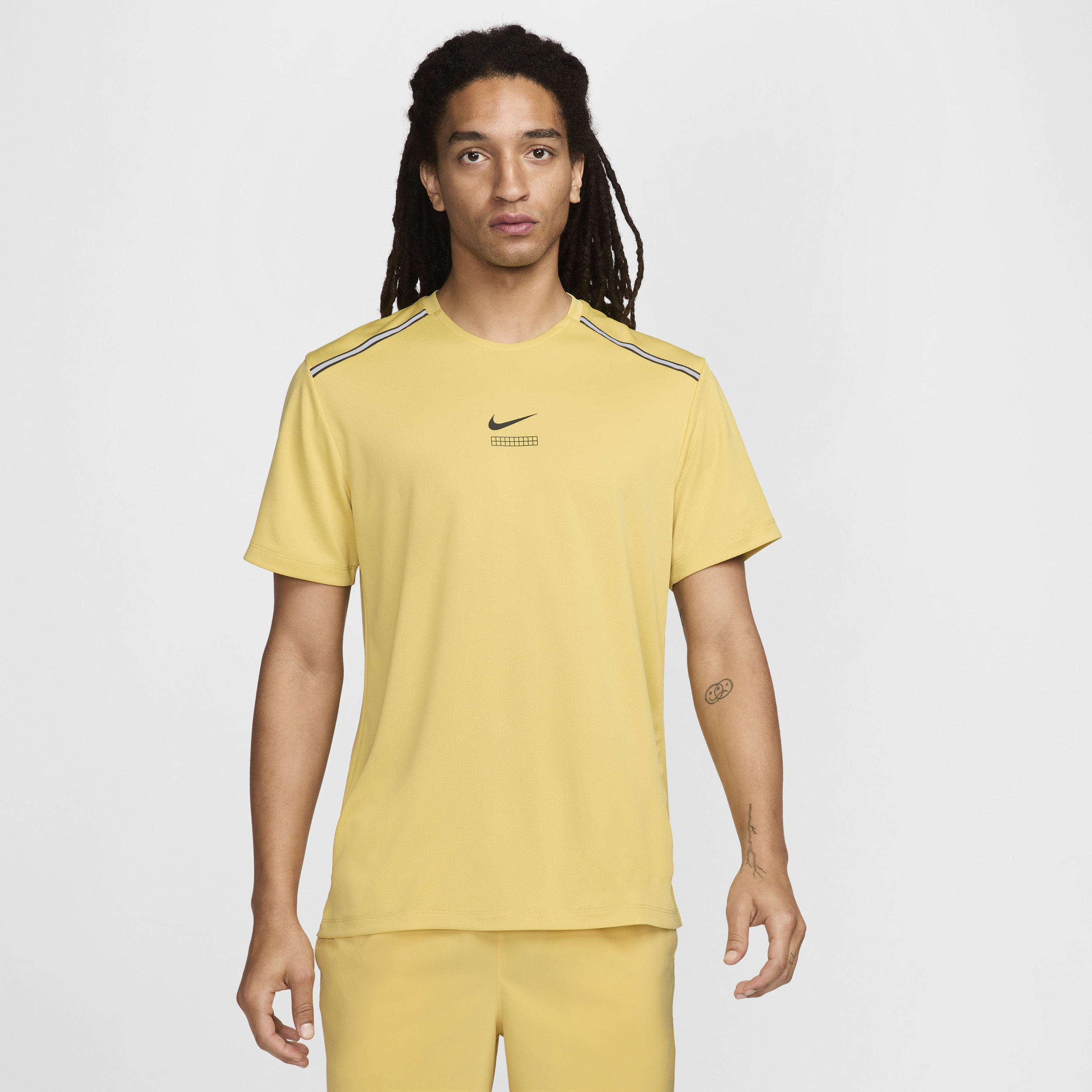 Nike Miler-kortærmet løbetop med grafik til mænd - gul