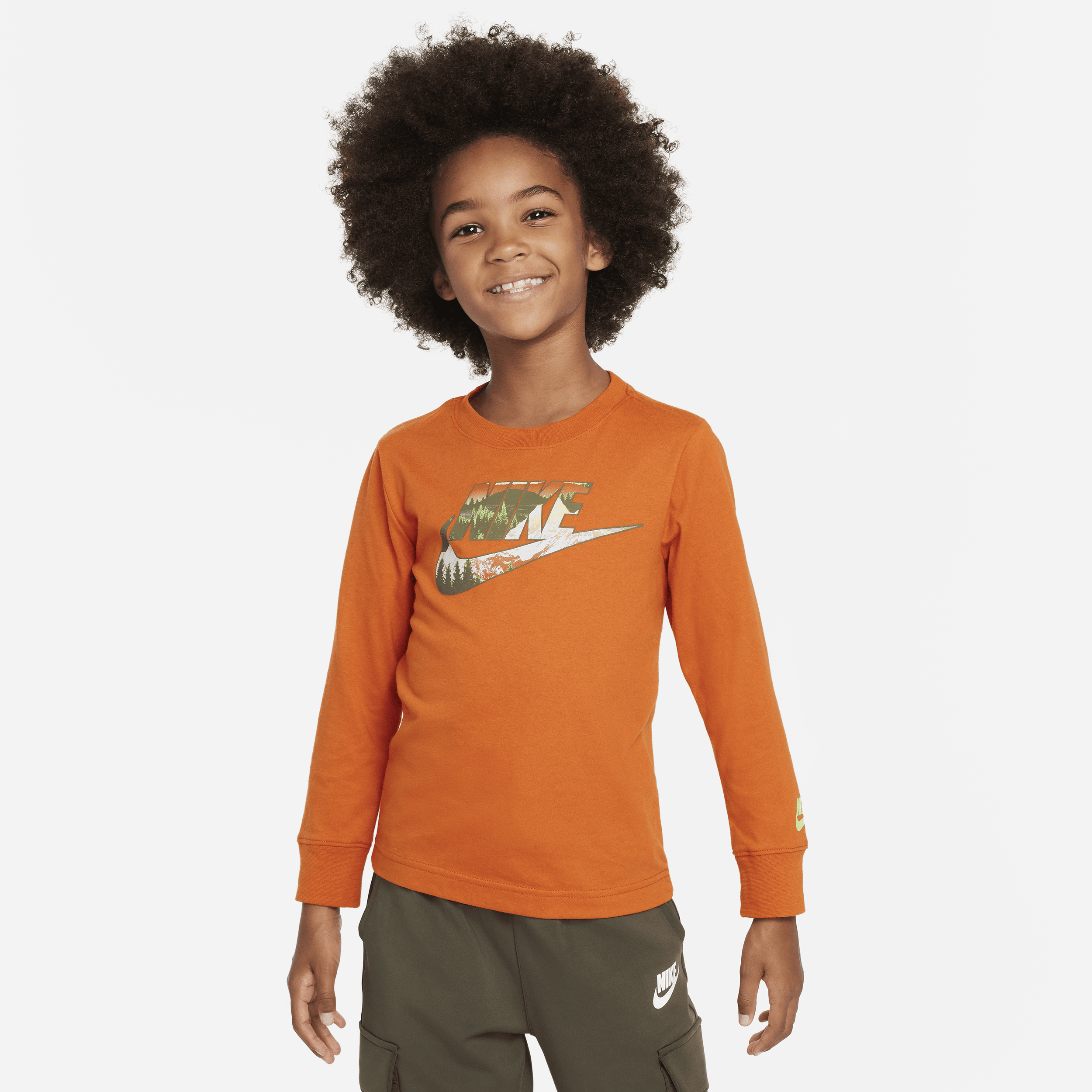 【ナイキ(NIKE)公式ストア】ナイキ スノースケープ フューチュラ ロングスリーブ Tシャツ リトルキッズ Tシャツ FV5902-808 オレンジ 【ナイキ(NIKE)公式ストア】ナイキ スノースケープ フューチュラ ロングスリーブ Tシャツ リトルキッズ Tシャツ FV5902-808 オレンジ