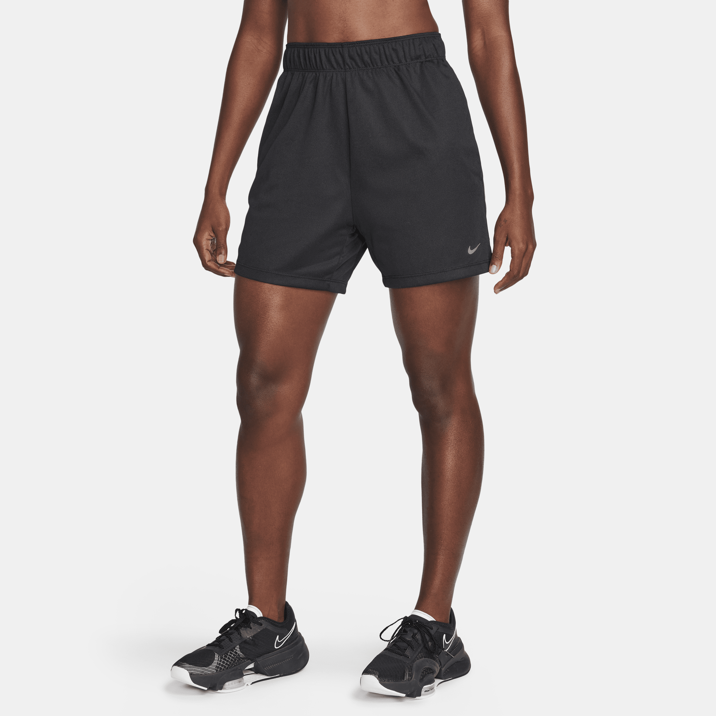 Nike Attack ongevoerde fitnesshorts met Dri-FIT en halfhoge taille voor dames (13 cm) - Zwart