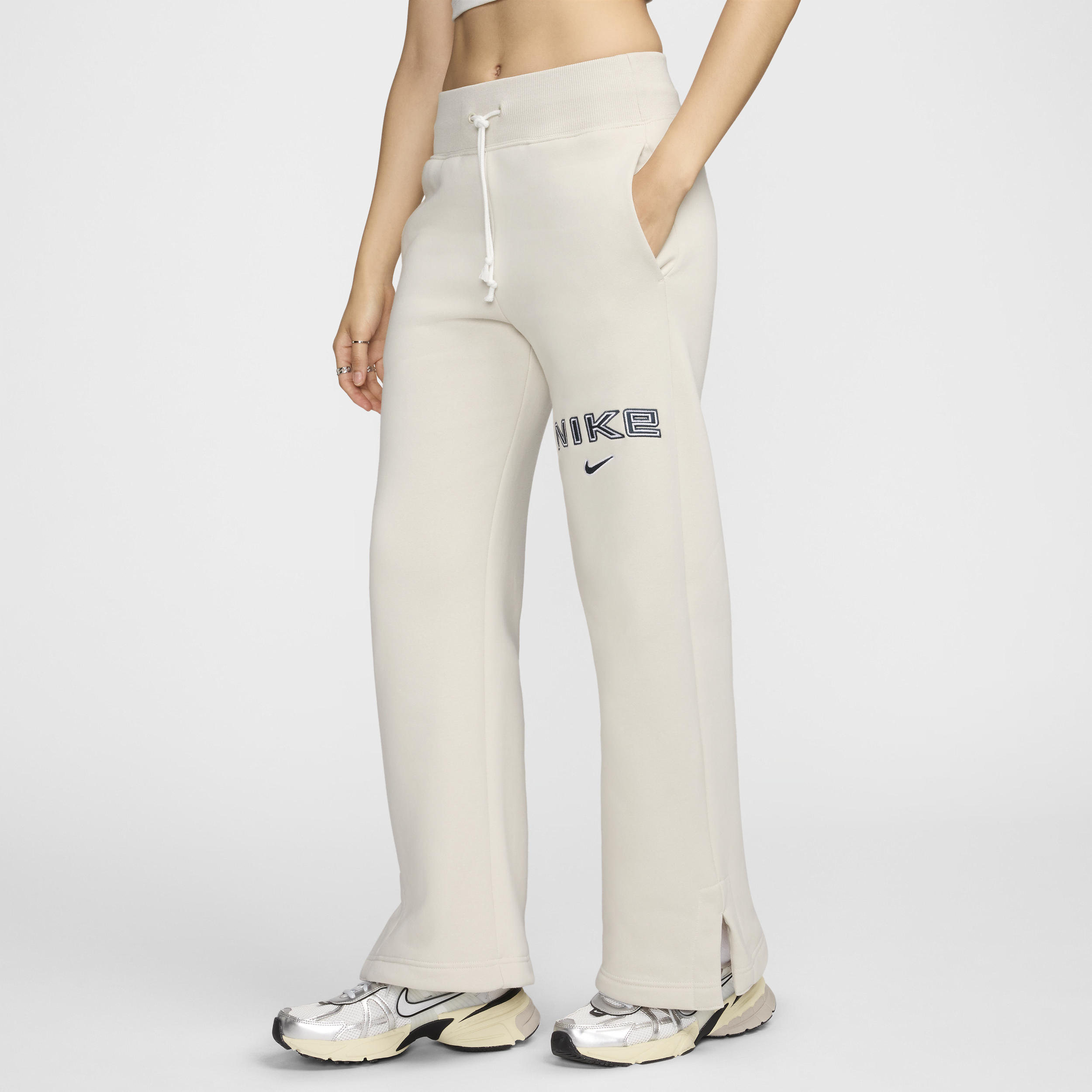 【ナイキ(NIKE)公式ストア】ナイキ スポーツウェア フェニックス フリース ウィメンズ ハイウエスト ワイドレッグ ロゴ パンツ FV7685-104 ブラウン 【ナイキ(NIKE)公式ストア】ナイキ スポーツウェア フェニックス フリース ウィメンズ ハイウエスト ワイドレッグ ロゴ パンツ FV7685-104 ブラウン